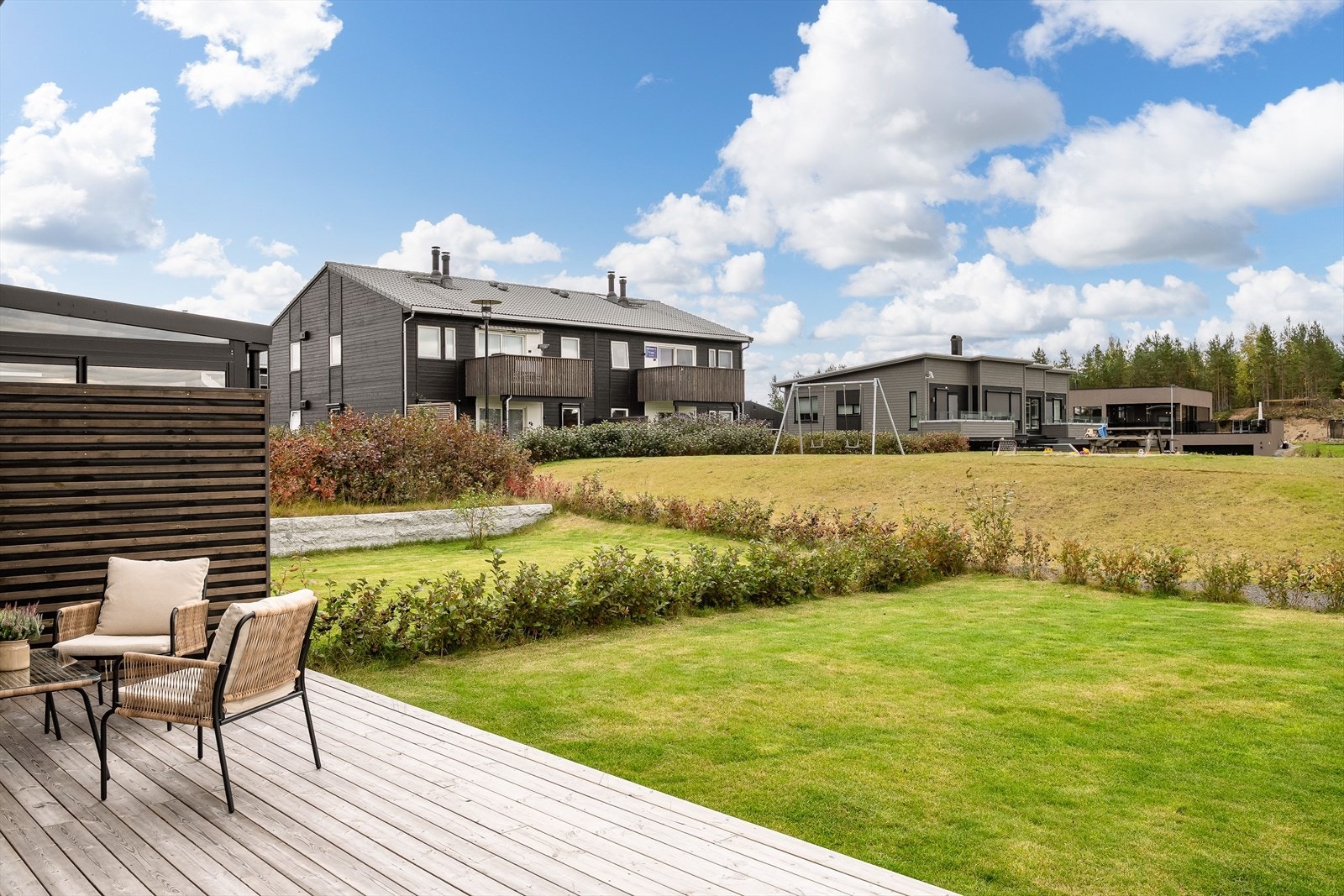 Terrassen har god plass til flere ulike sittegrupper. Her kan du enkelt møblere med både spisebord og grill, i tillegg til en loungegruppe som inviterer til avslapning og hyggelige stunder. Galleribilde