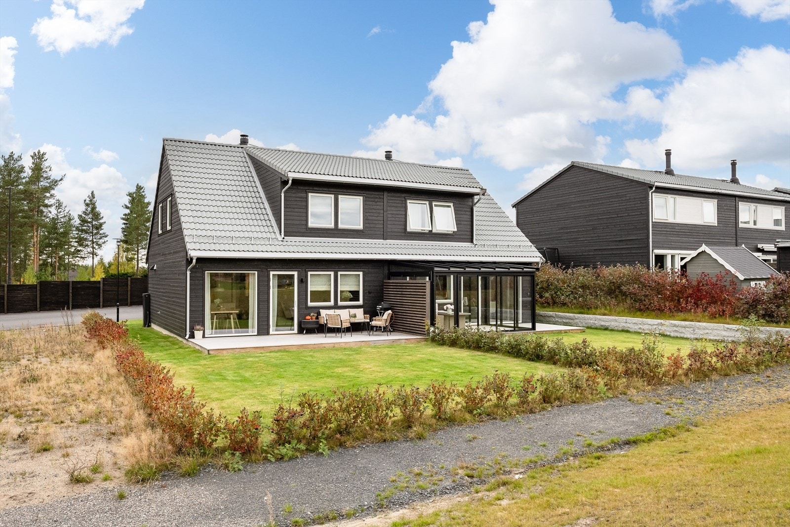 En lys, pen og lettstelt del av en vertikaldelt tomannsbolig fra 2023. Fra stuen er det utgang til en solrik terrasse, samt hage opparbeidet med plen og hekk. Galleribilde