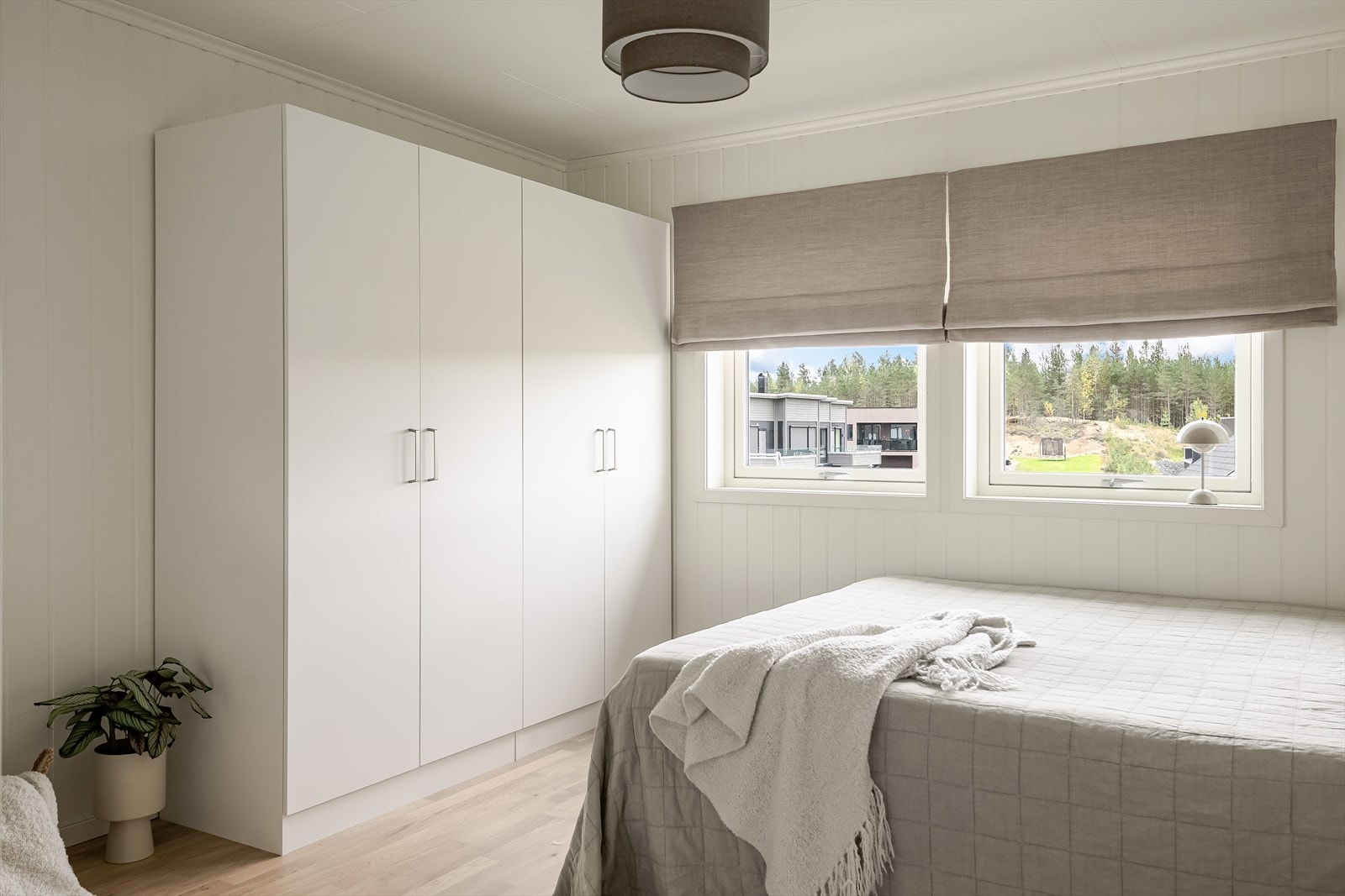 Boligen har et lyst og fint hovedsoverom. På soverommet er det god oppbevaringsplass i flere garderobeskap som medfølger i handelen. Galleribilde