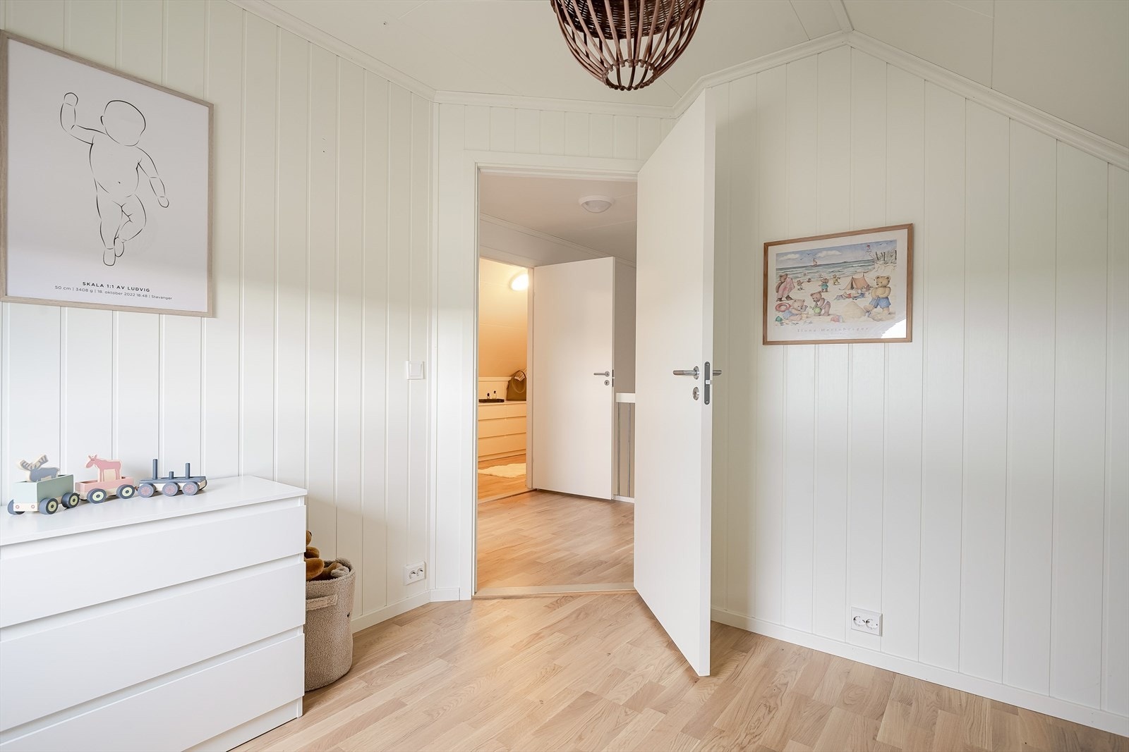 God standard med parkett på gulv, lyse panelplater på veggene og skjult elektrisk anlegg. Galleribilde