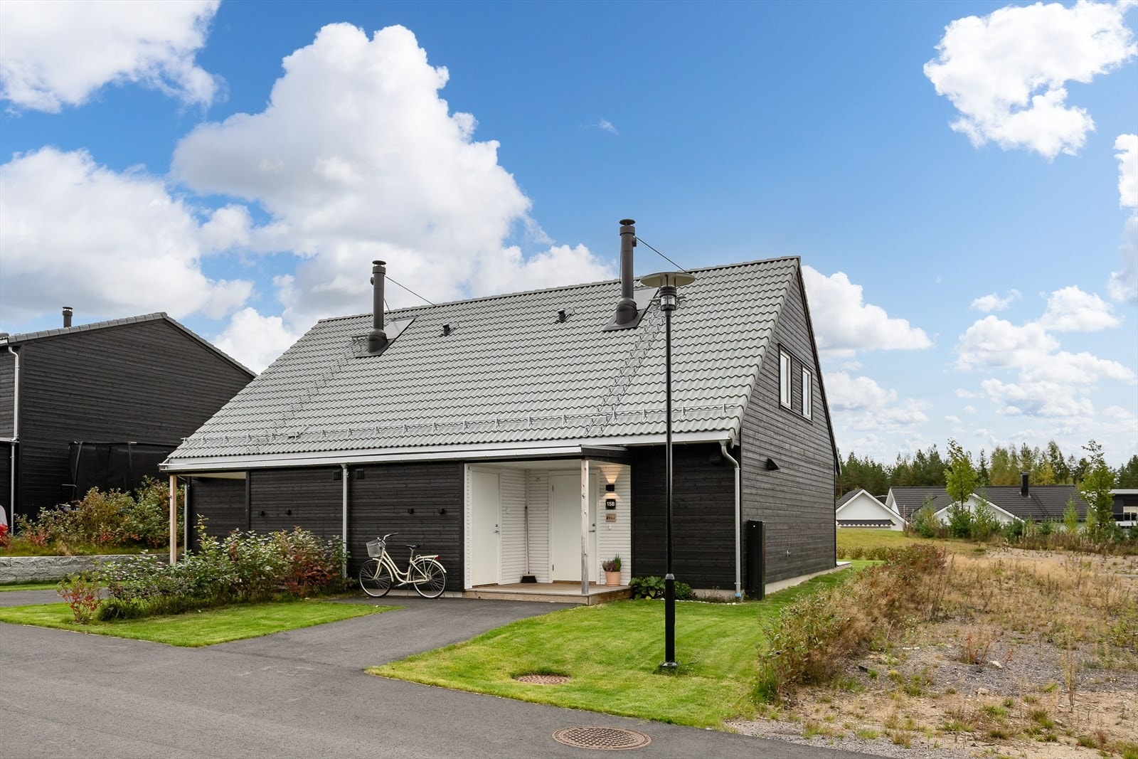 Boligen ligger i et nyere boligområde på Ydalir med gangavstand til både barnehage, skole, matbutikker og flere andre butikker. Nærheten til bymarka gir utallige muligheter for turer og rekreasjon, samtidig som det kun er ca. 2,5 km til Elverum sentrum. Galleribilde