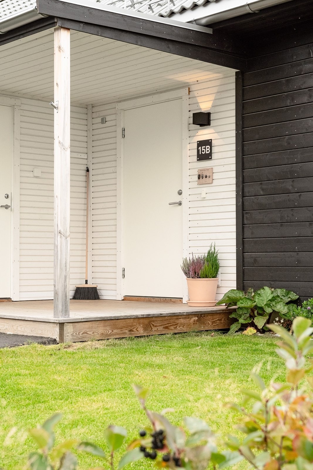 Du ønskes velkommen inn via et overbygget inngangsparti med en terrasseplatting på ca. 5m². Praktisk med utebelysning, stikkontakt og adkomst til en utvendig bod på 5m². Boden har støpt gulv, gipsplater på veggene, lys og strøm. Galleribilde