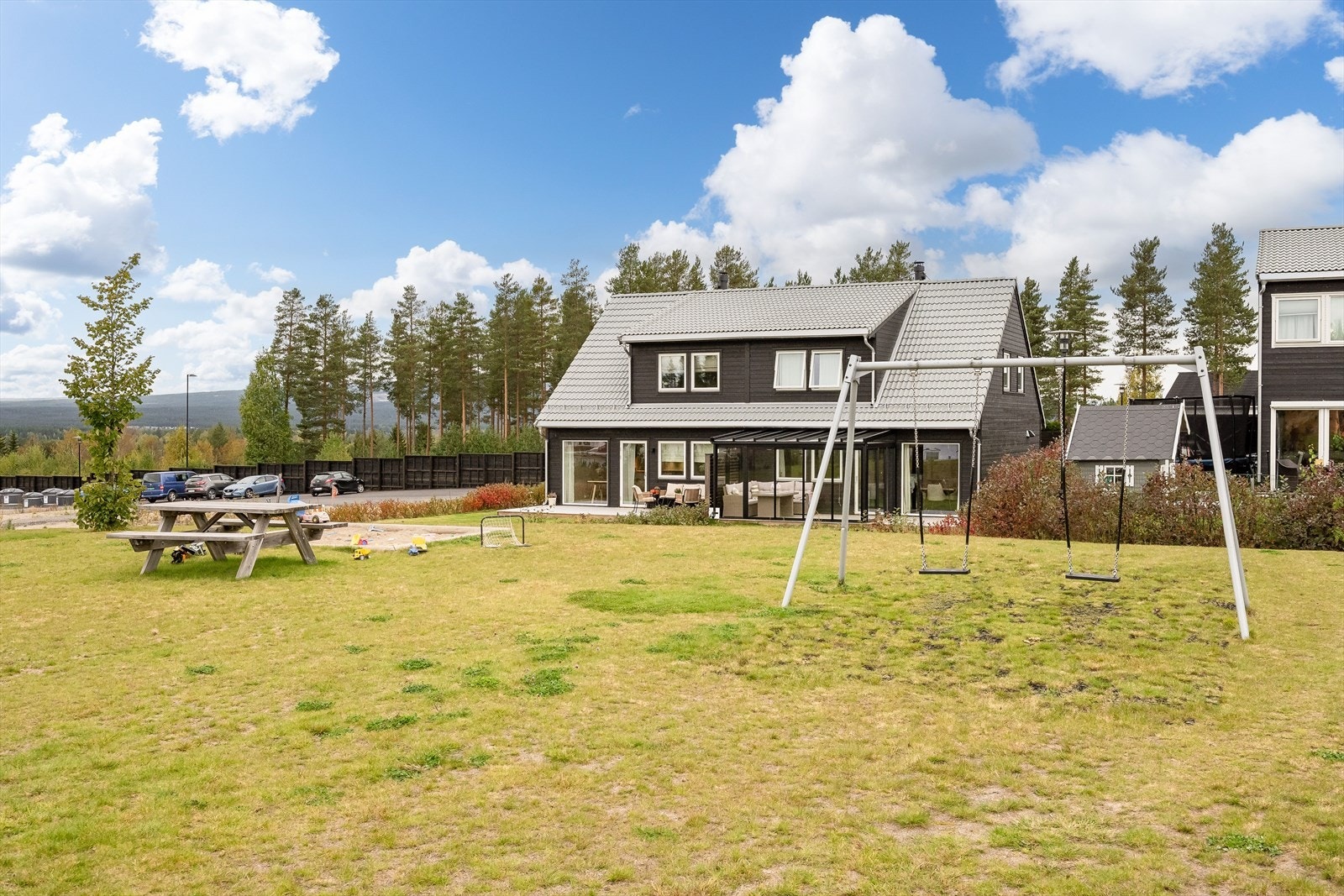 Her bor du med gangavstand til både Ydalir barneskole og barnehage, samt flere store butikker. Nærheten til bymarka gir utallige muligheter for turer og rekreasjon. Galleribilde