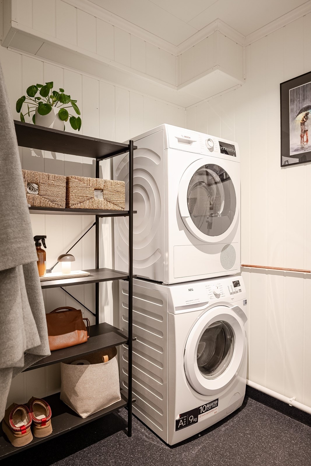 Fra entréen har du også adkomst til bod/teknisk rom med opplegg for vaskemaskin, samt tørketrommel over om ønskelig. Galleribilde