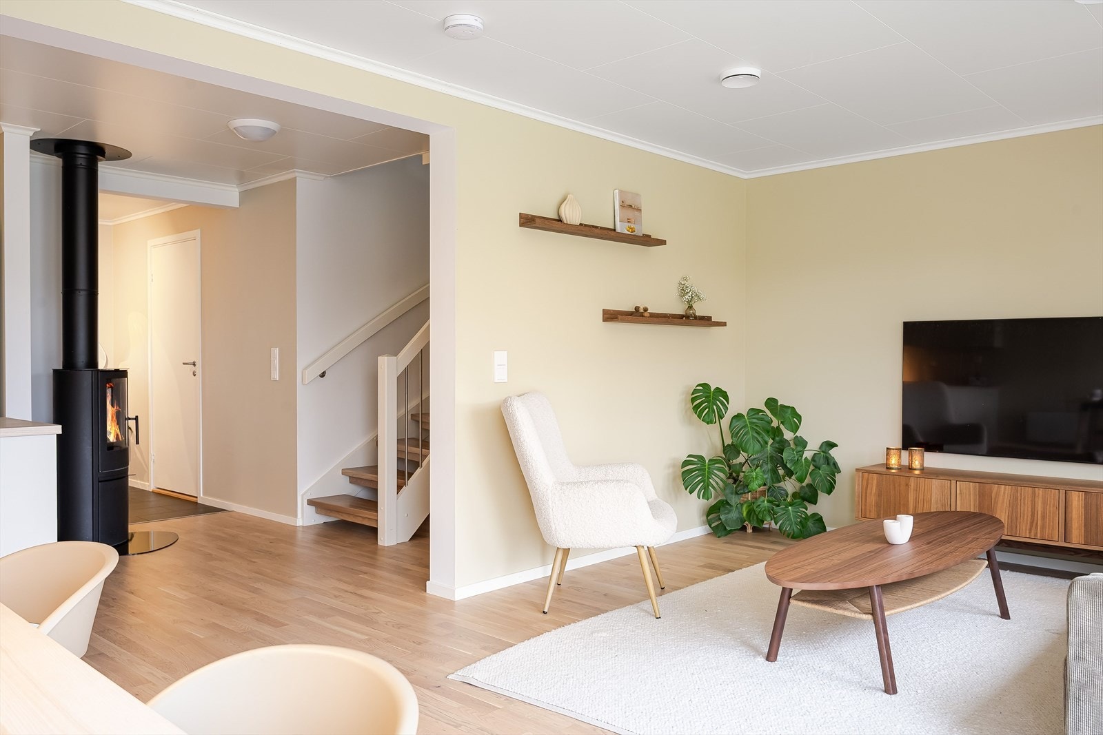 Omtrent midt i boligen har du en moderne vedovn som er perfekt for kalde høst- og vinterdager. Plassering gir både god varme og ekstra hygge - uansett om du lager mat på kjøkkenet, sitter rundt spisebordet eller slapper av på sofaen. Galleribilde