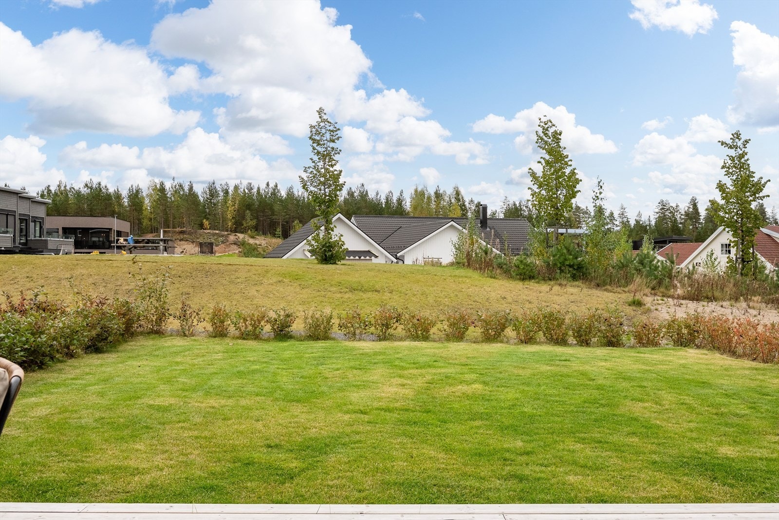 Utenfor terrassen er det en pen og lettstelt hage opparbeidet med plen. Det er også plantet hekk som gir en fin innramming av hagen, og som med tiden vil vokse seg tett og gi en skjermet uteplass. Galleribilde