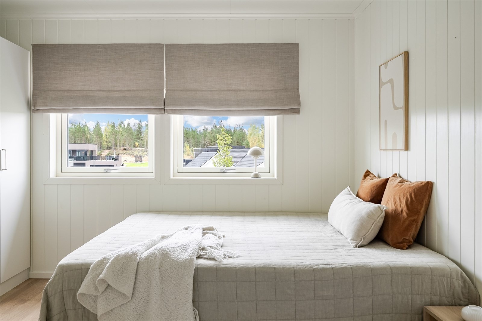 Soverommet har to store vinduer som slipper inn rikelig med naturlig lys. Galleribilde