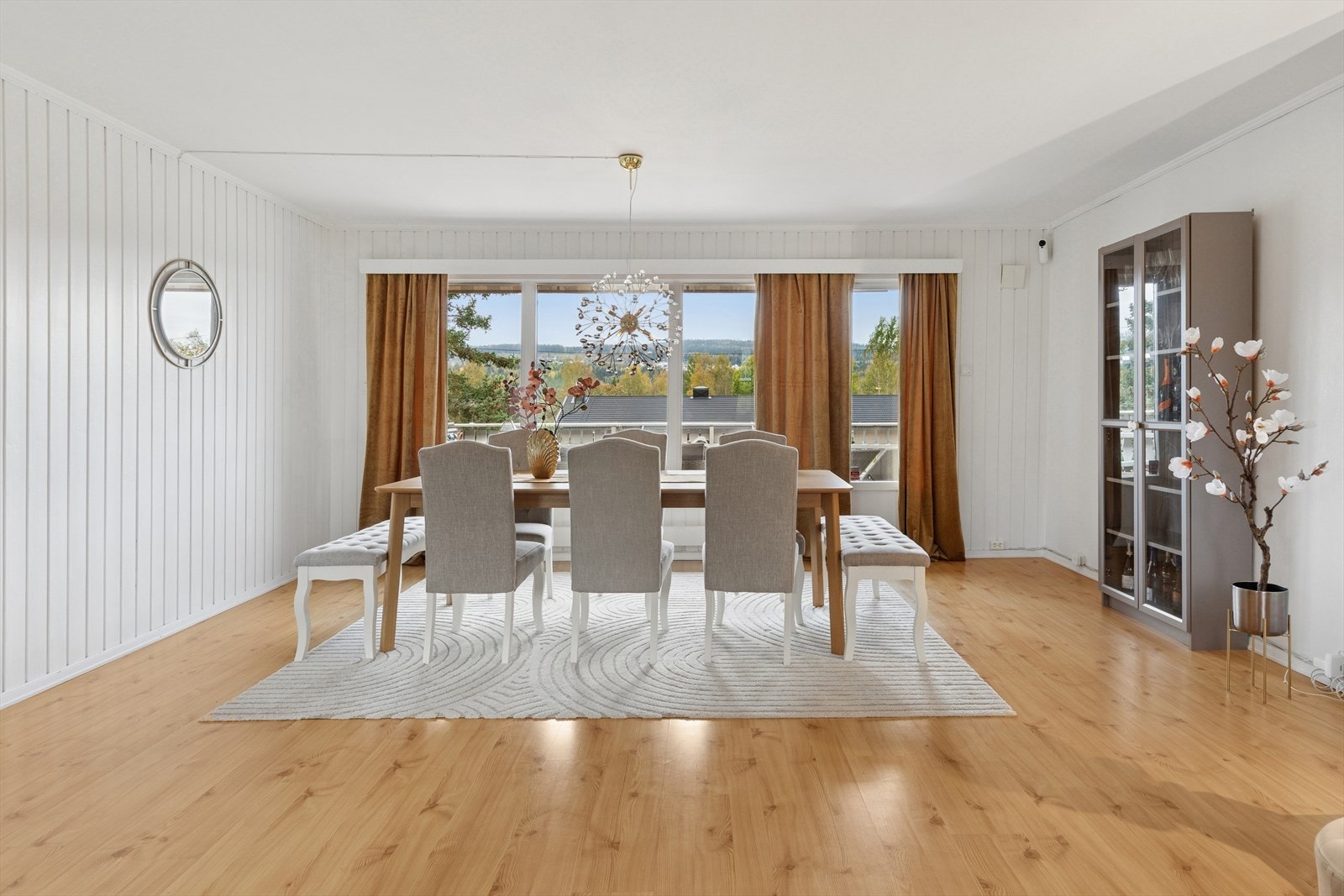 Det er god plass til spisestue hvor utsikten kan nytes. Galleribilde