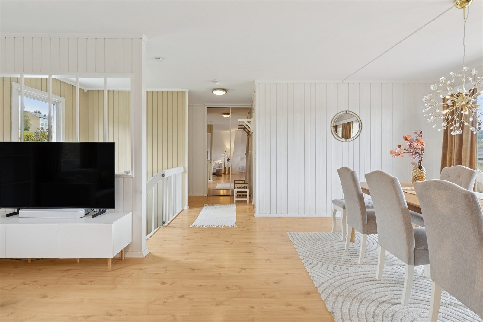 Boligen er gjennomgående med godt lysinnslipp fra begge sider. Galleribilde