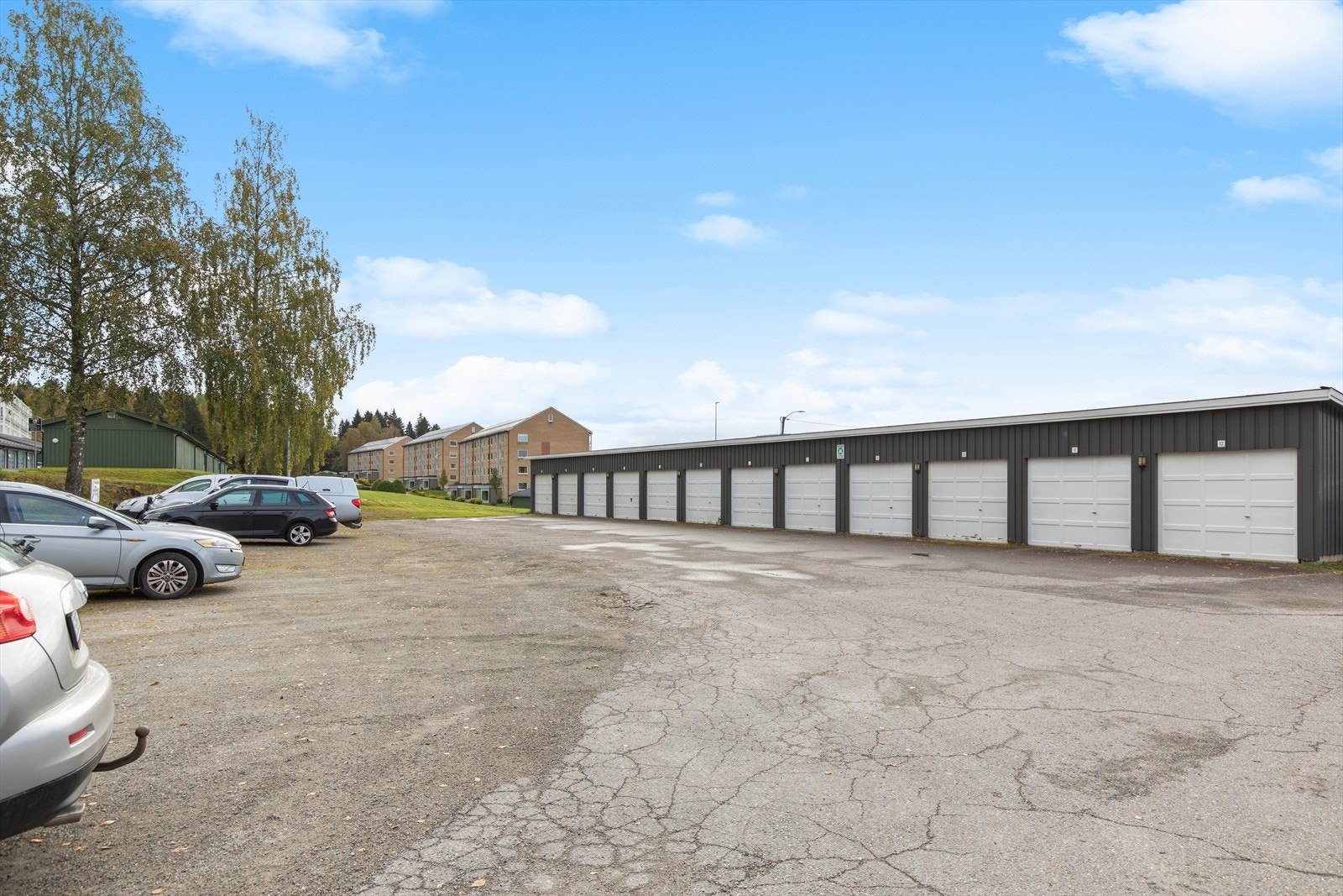 Garasje med motorisert port i rekke, "rett rundt hjørnet" fra boligen. Galleribilde