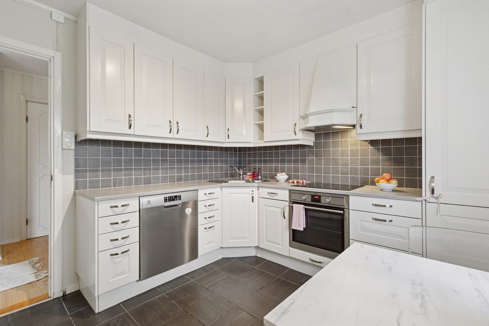 Pent kjøkken med takhøy innredning fra 2011. Galleribilde