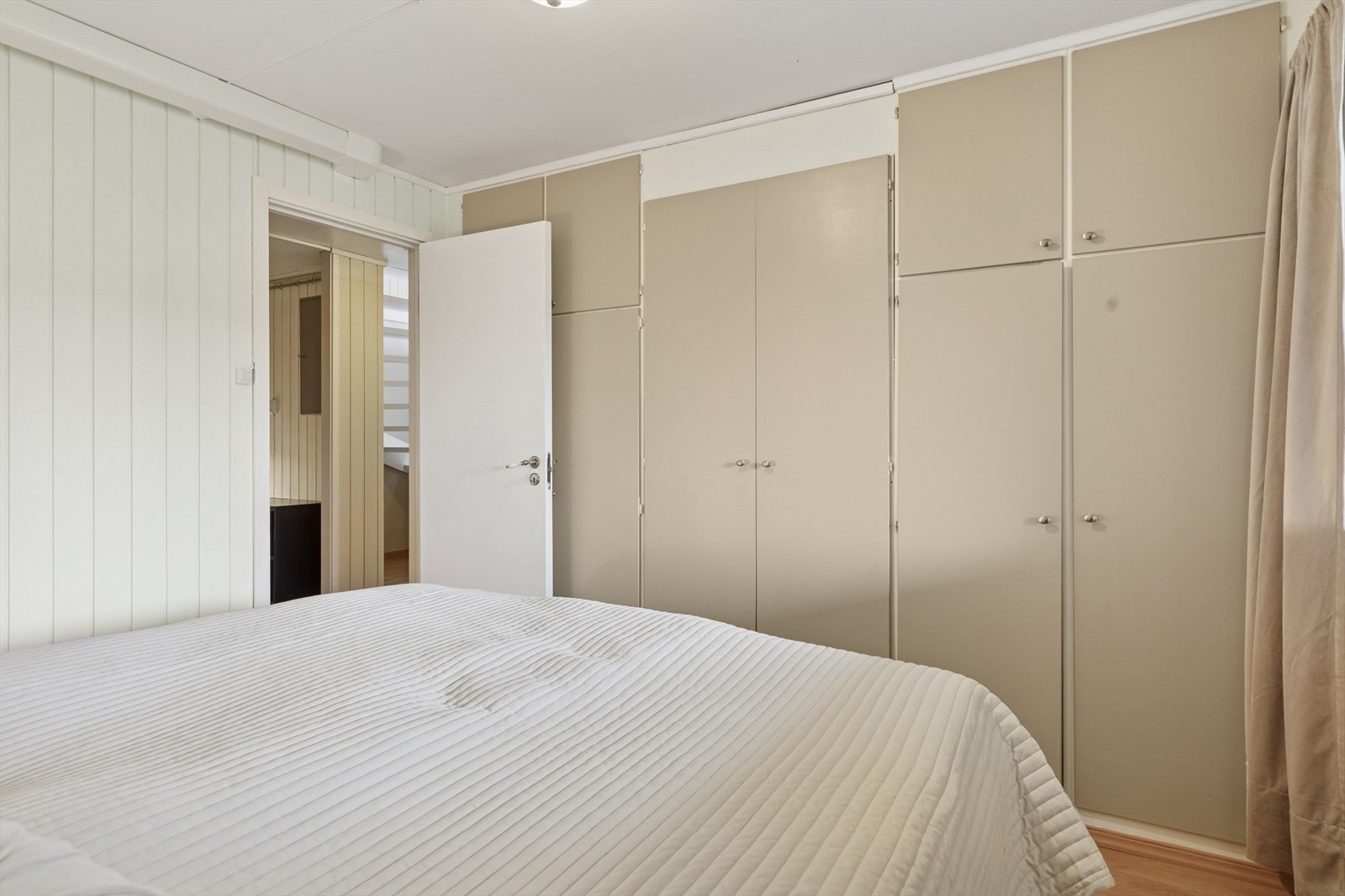 Stort innebygget garderobeskap. Galleribilde