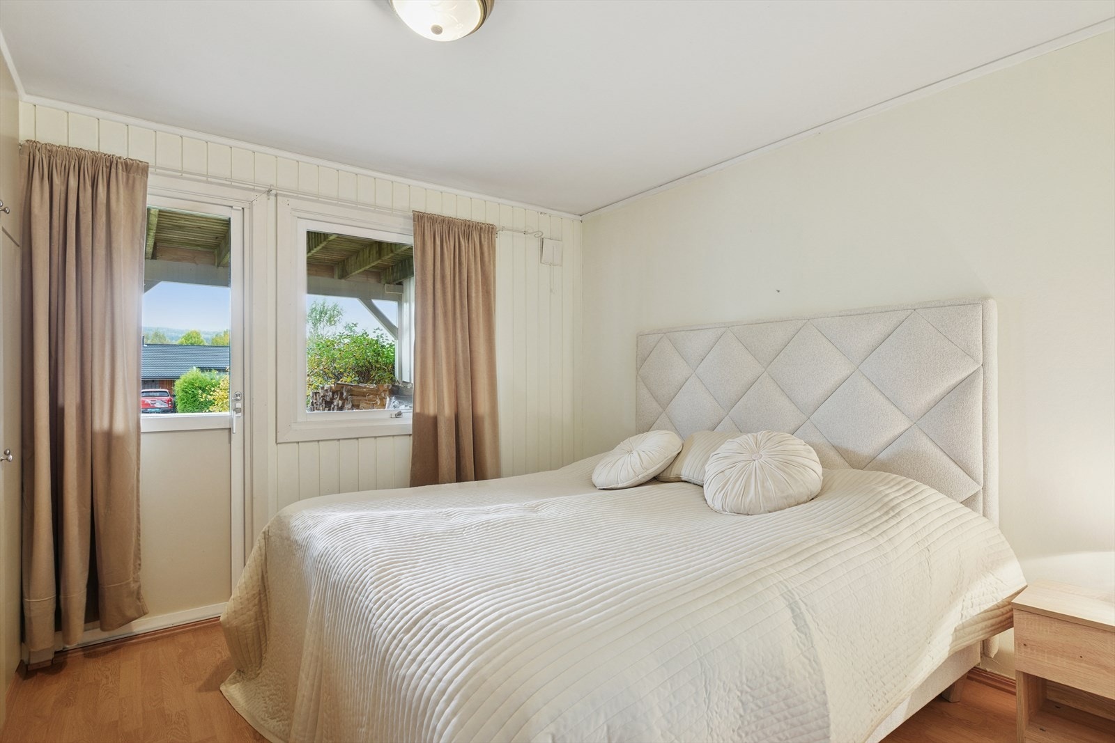 Hovedsoverom med utgang til terrasse. Galleribilde