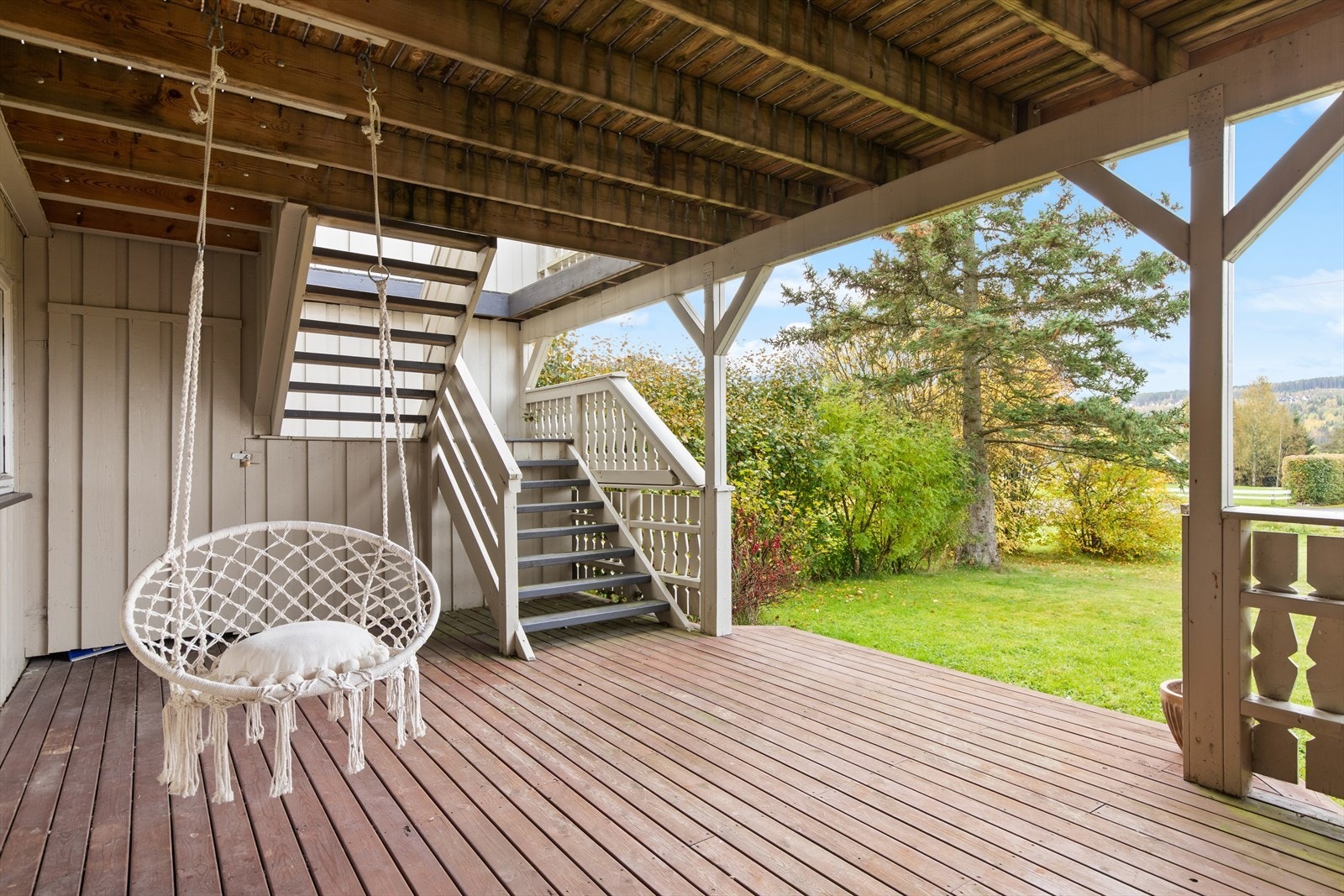 I underetasjen har du overbygget terrasse med bod. Galleribilde