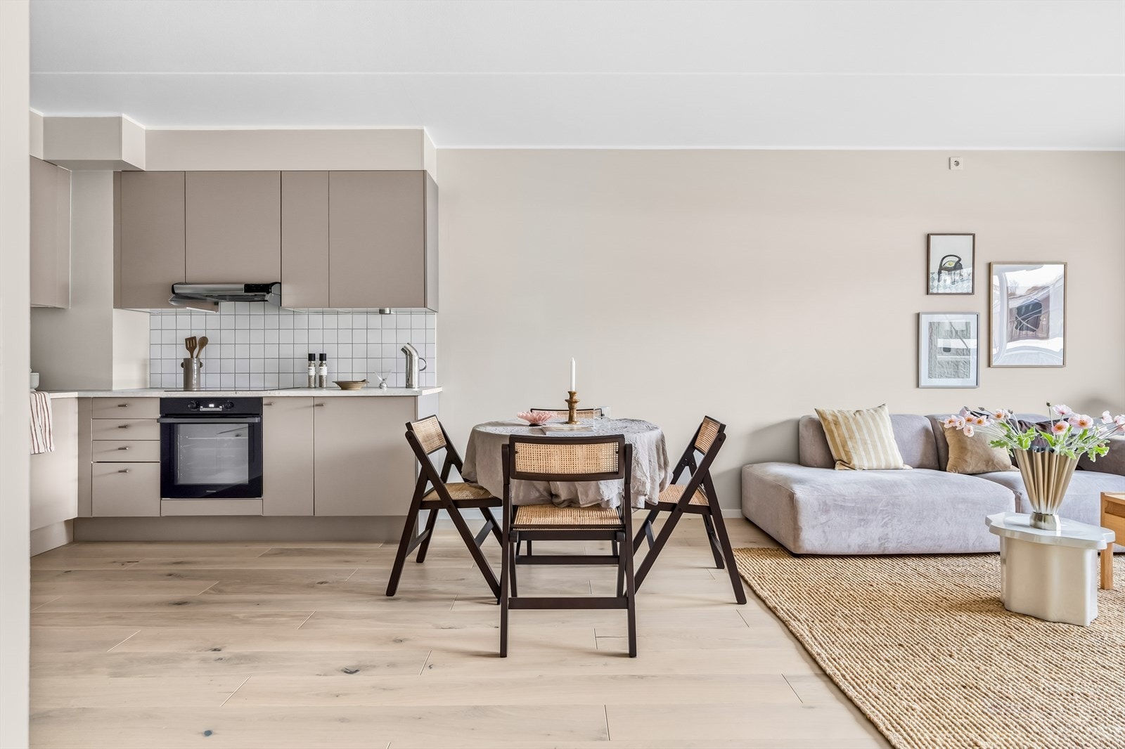 Innbydende og luftig stue med åpen løsning mot kjøkkenet. Galleribilde