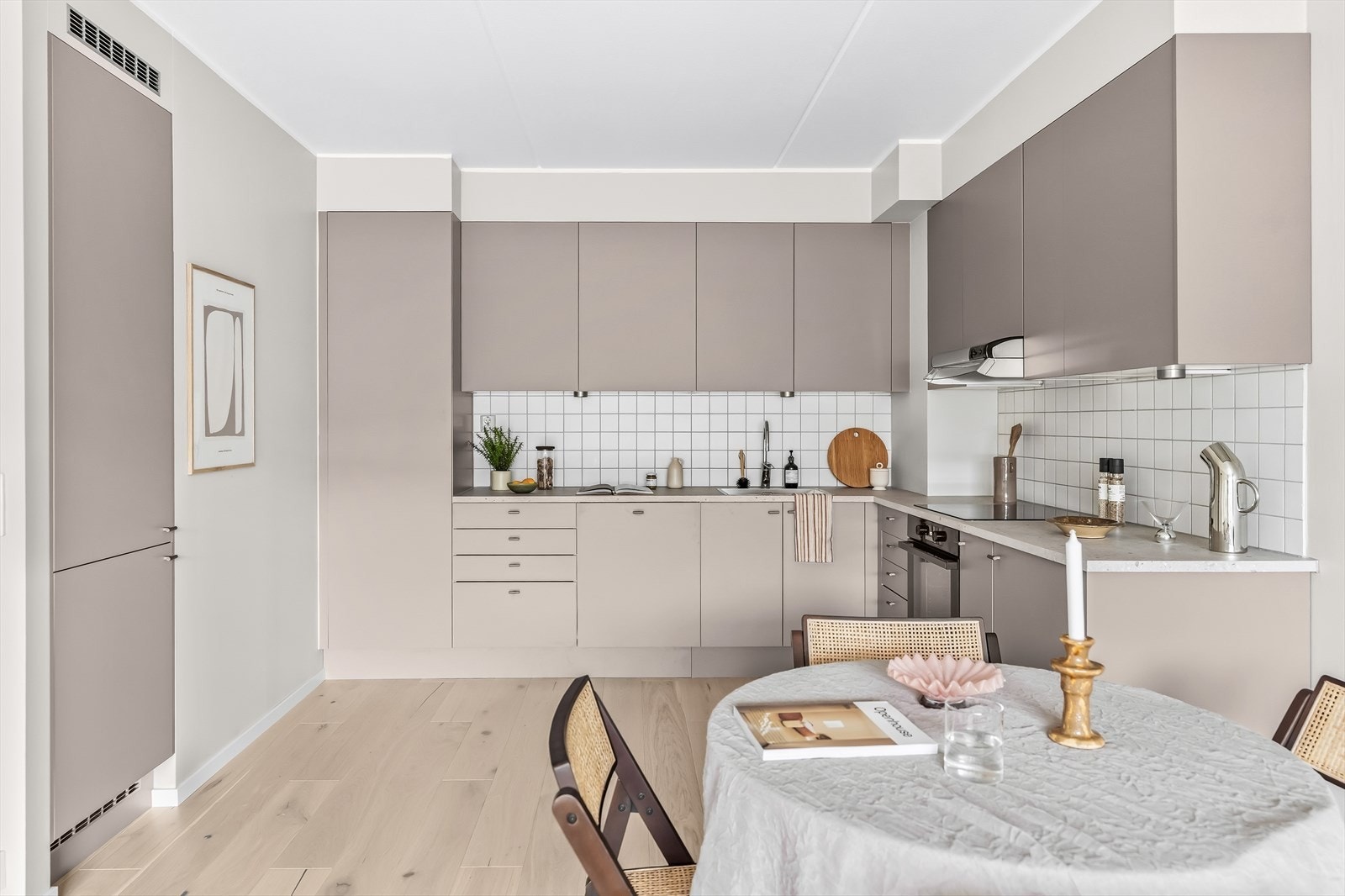 Kjøkkeninnredningen fra HTH består av beige fronter samt matchende laminat benkeplate. Galleribilde