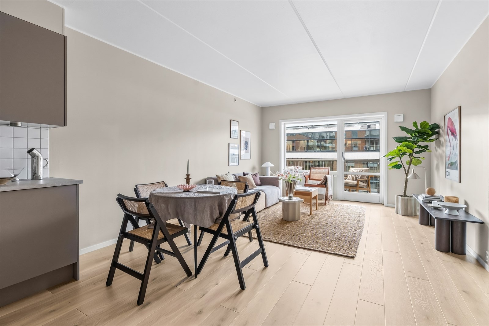 Leiligheten har gjennomgått flere oppgraderinger i 2025 med nytt parkettgulv, lister samt malte vegger og tak. Galleribilde