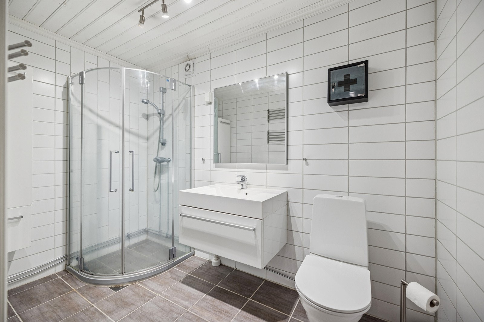 Det fine badet ligger godt plassert i hjemmet og har et lunt og behagelig preg Galleribilde