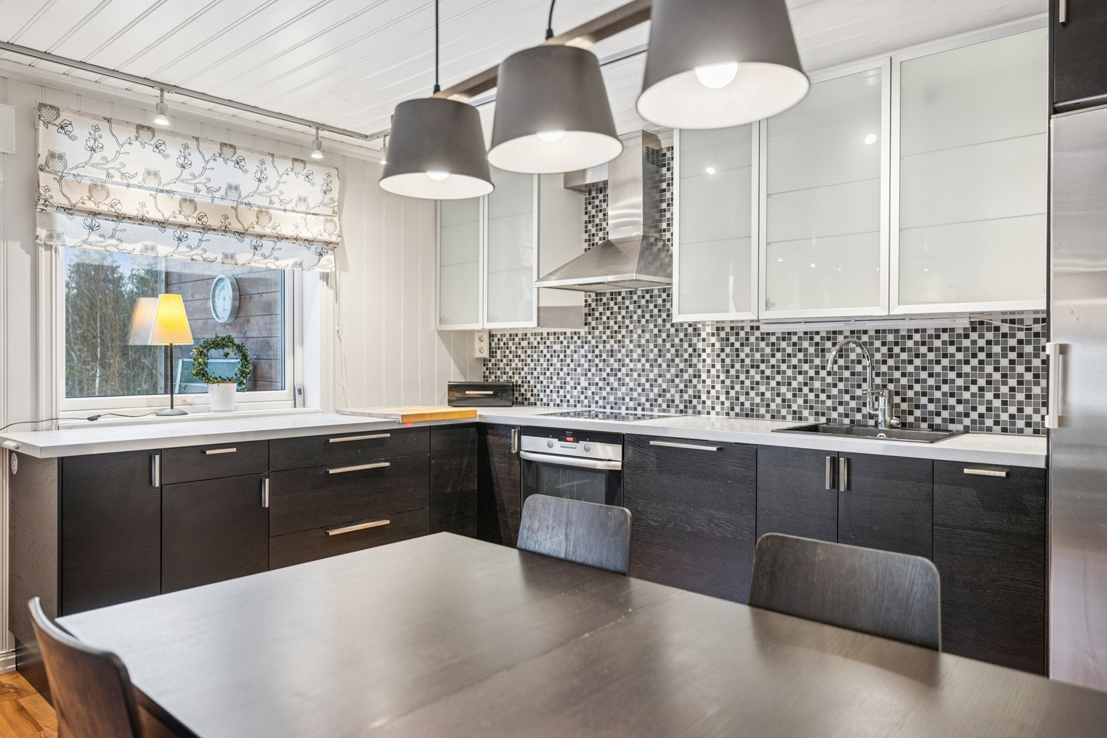 Innredningen har fine arbeidsflater og et moderne preg. Galleribilde