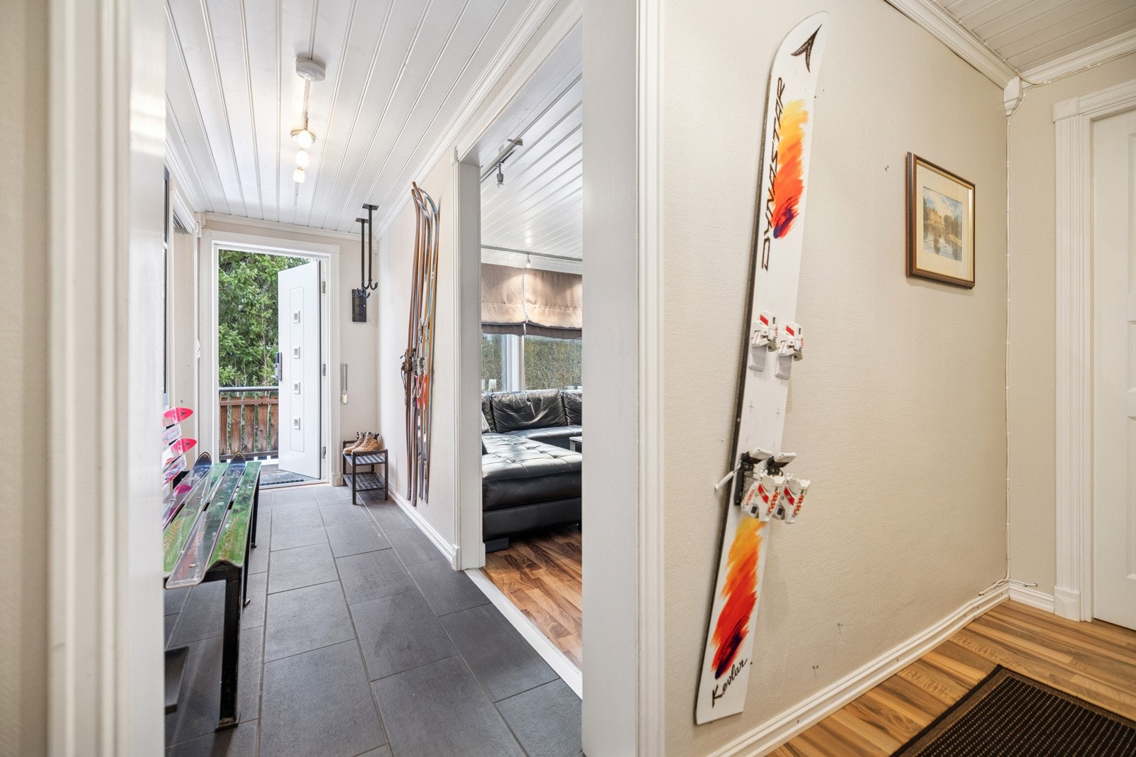 Gangen har god omkledningsplass og rom for oppbevaringsløsninger Galleribilde