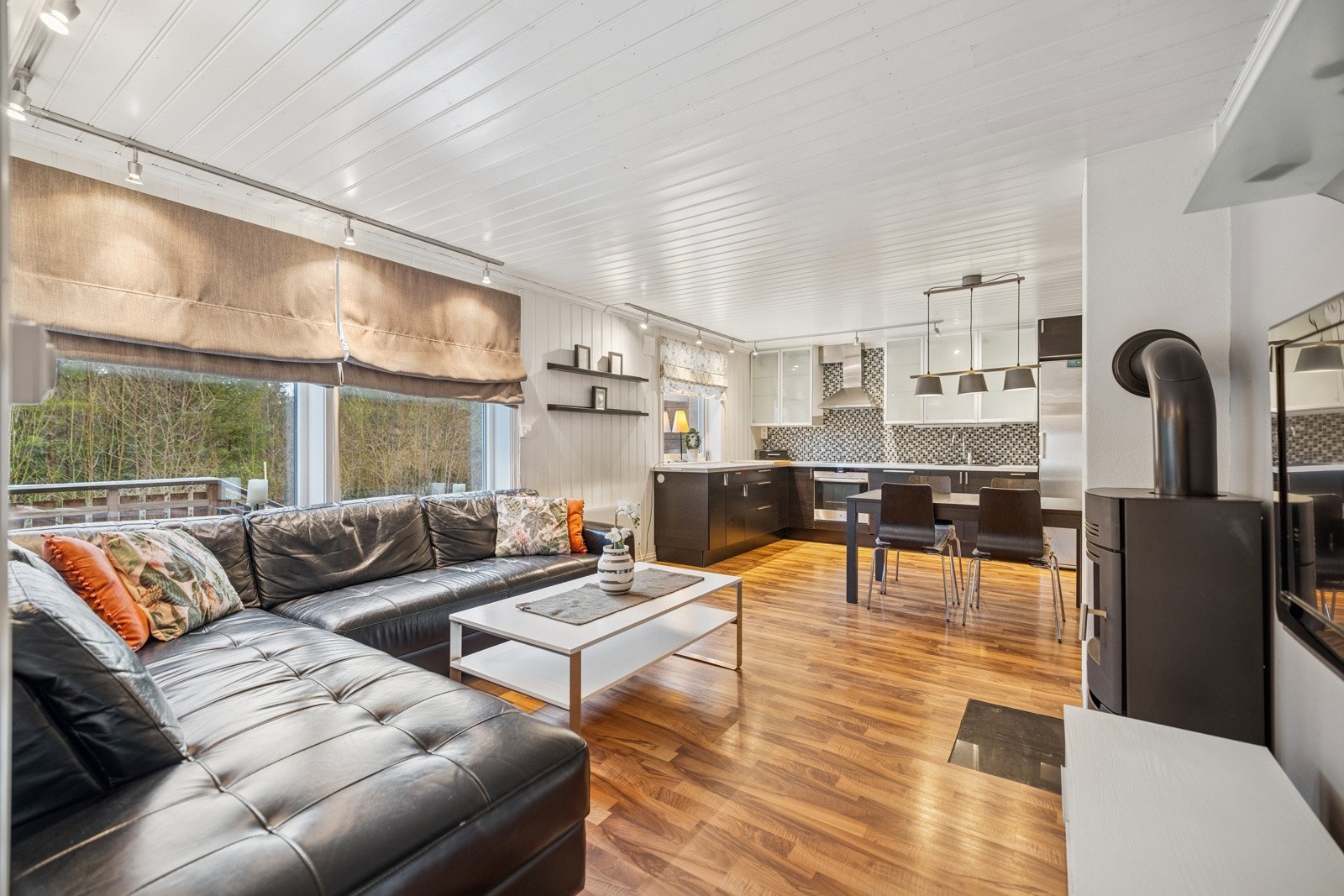 Det store og åpne stue- og kjøkkenrommet har flere innredningsmuligheter og store vinduer som gir fint lysinnslipp Galleribilde