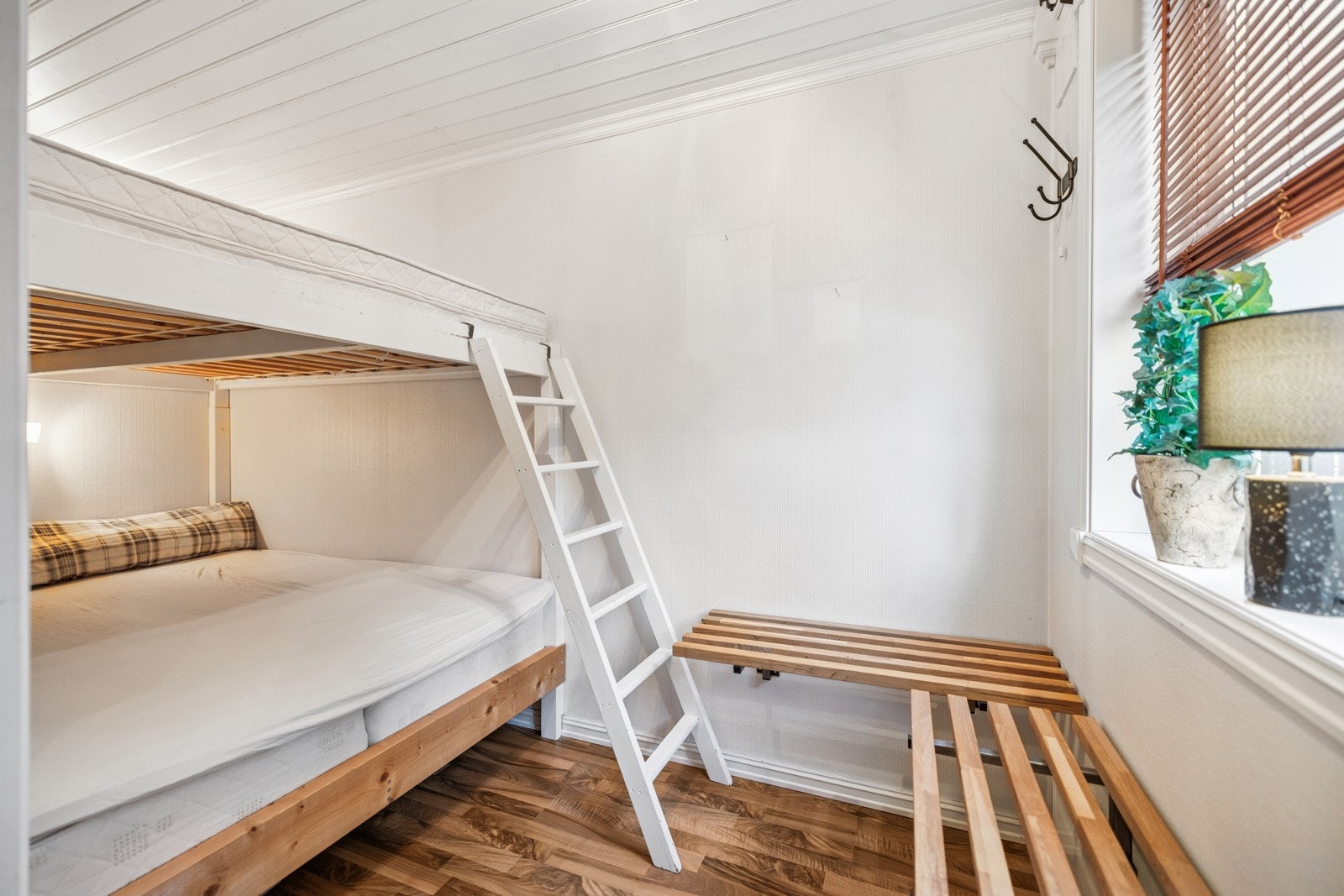 Soverom 2 ligger med adkomst fra yttergang og har plassbygd seng, samt smart løsning med benk for ekstra plass når skiskoene skal på. Benker kan skyves opp og inntil vegg Galleribilde