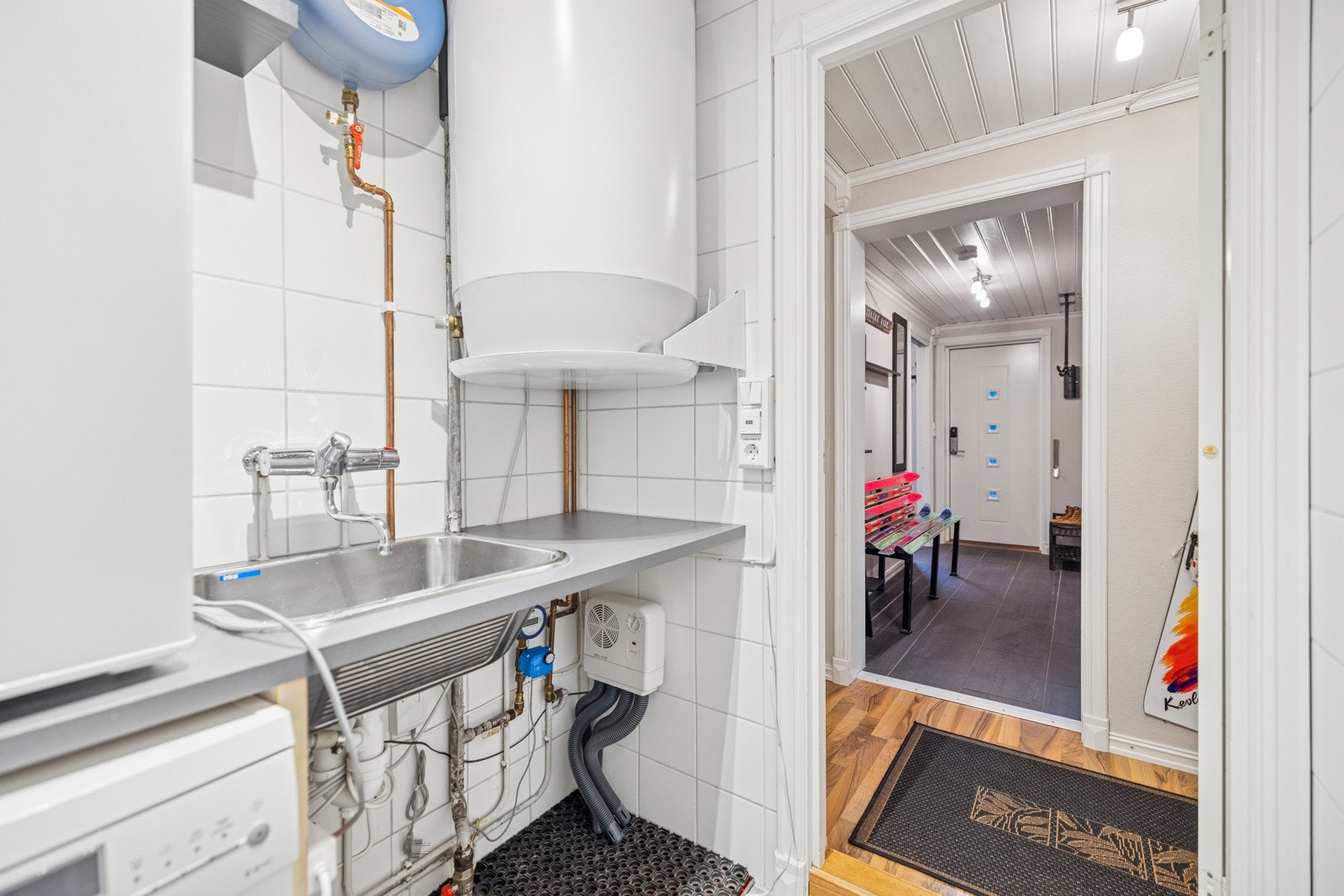 Leilgheten har eget vaskerom/teknisk rom - her har selger skotørker, samt vaskemaskin. Galleribilde