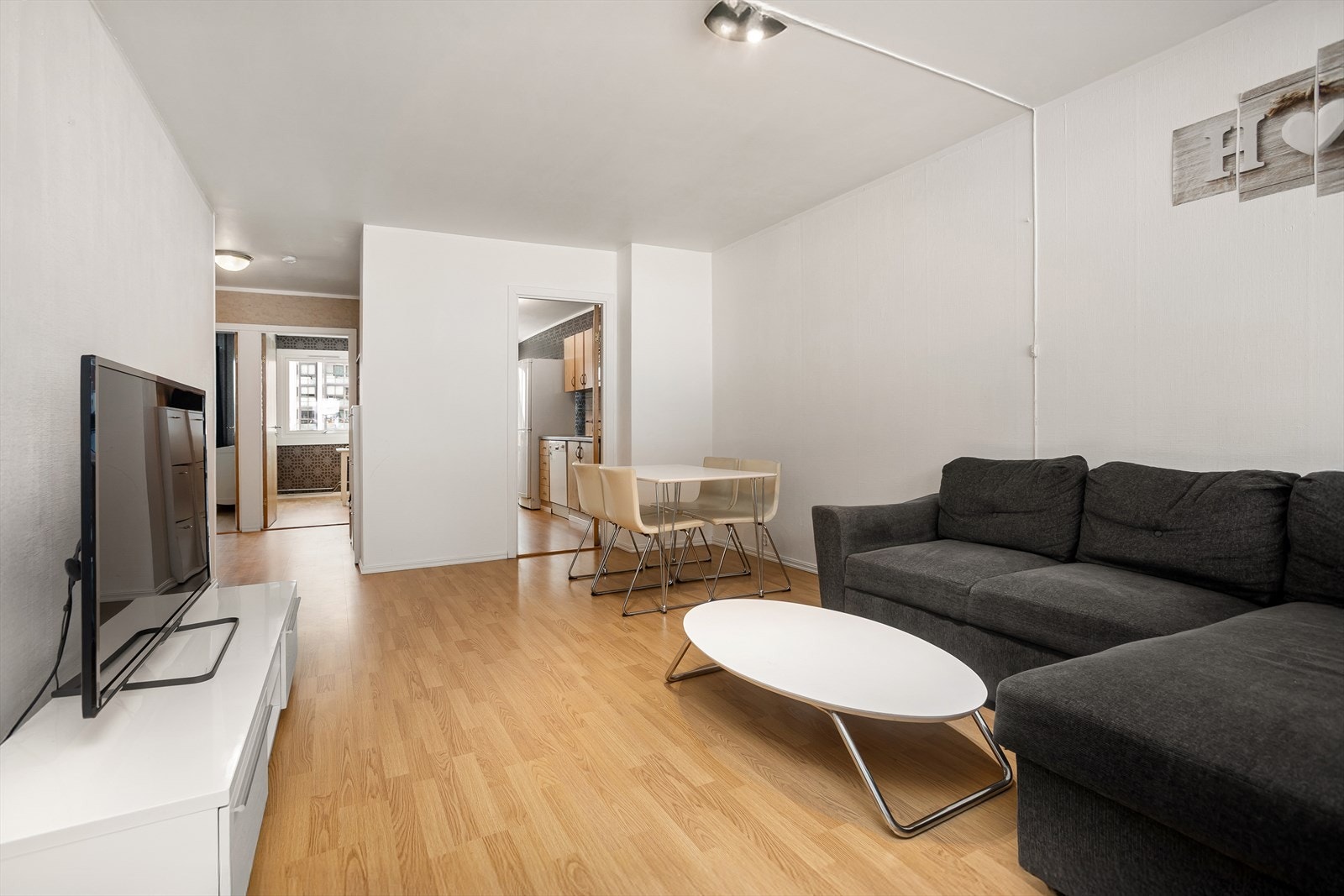 Romslig stue med gode møbleringsmuligheter Galleribilde