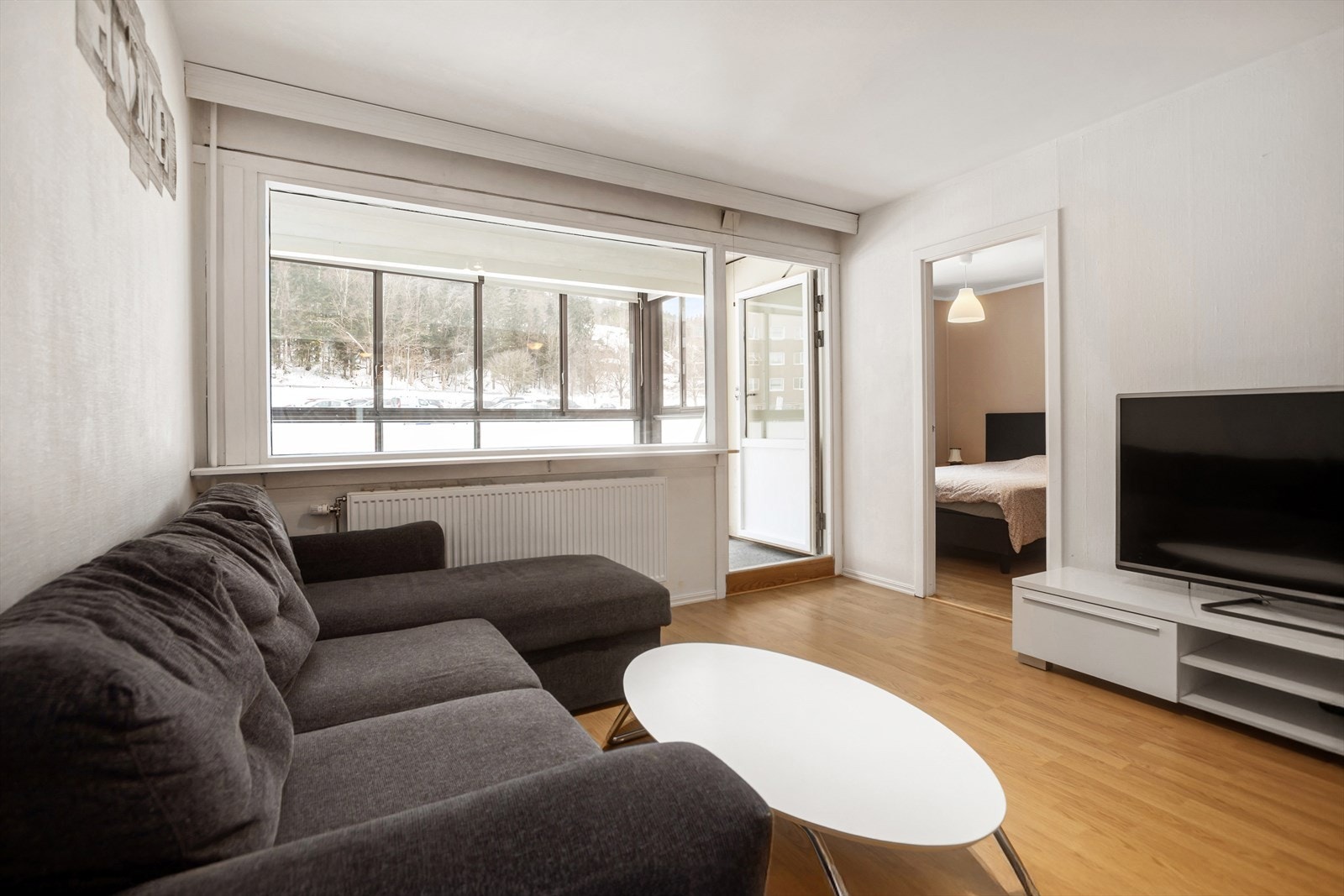 Stuen gir enkelt plass for sofagruppe med tilhørende tv-møblement Galleribilde