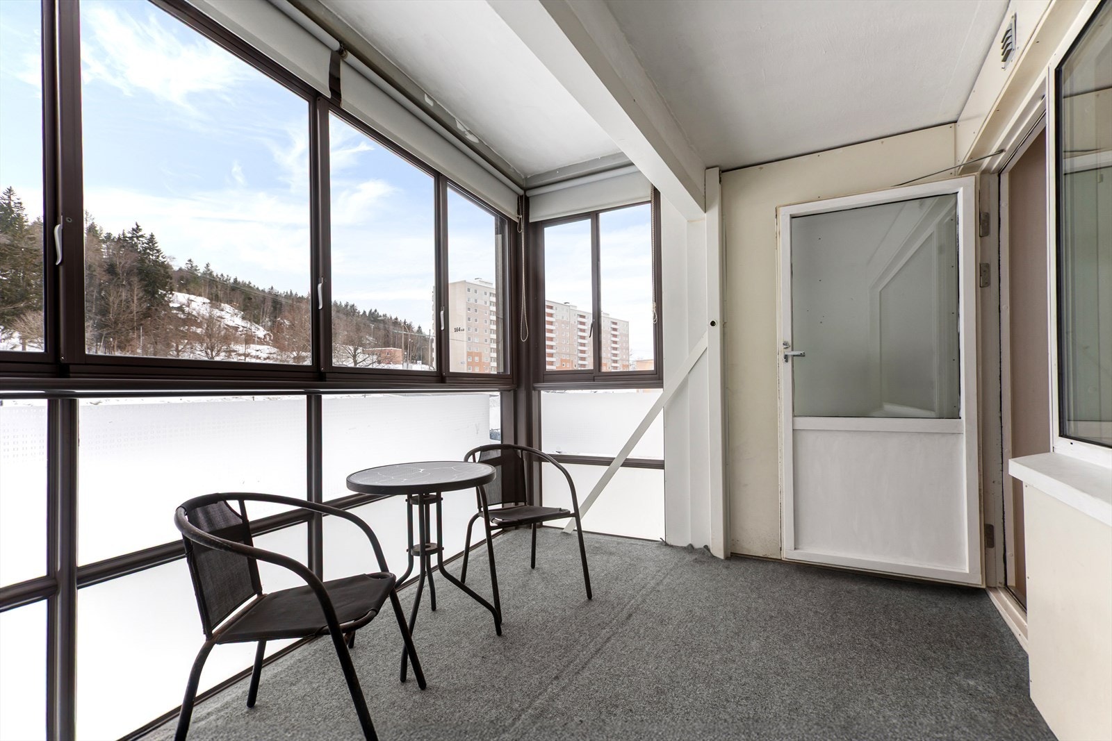 Leiligheten har en god planløsning og stor innglasset balkong Galleribilde