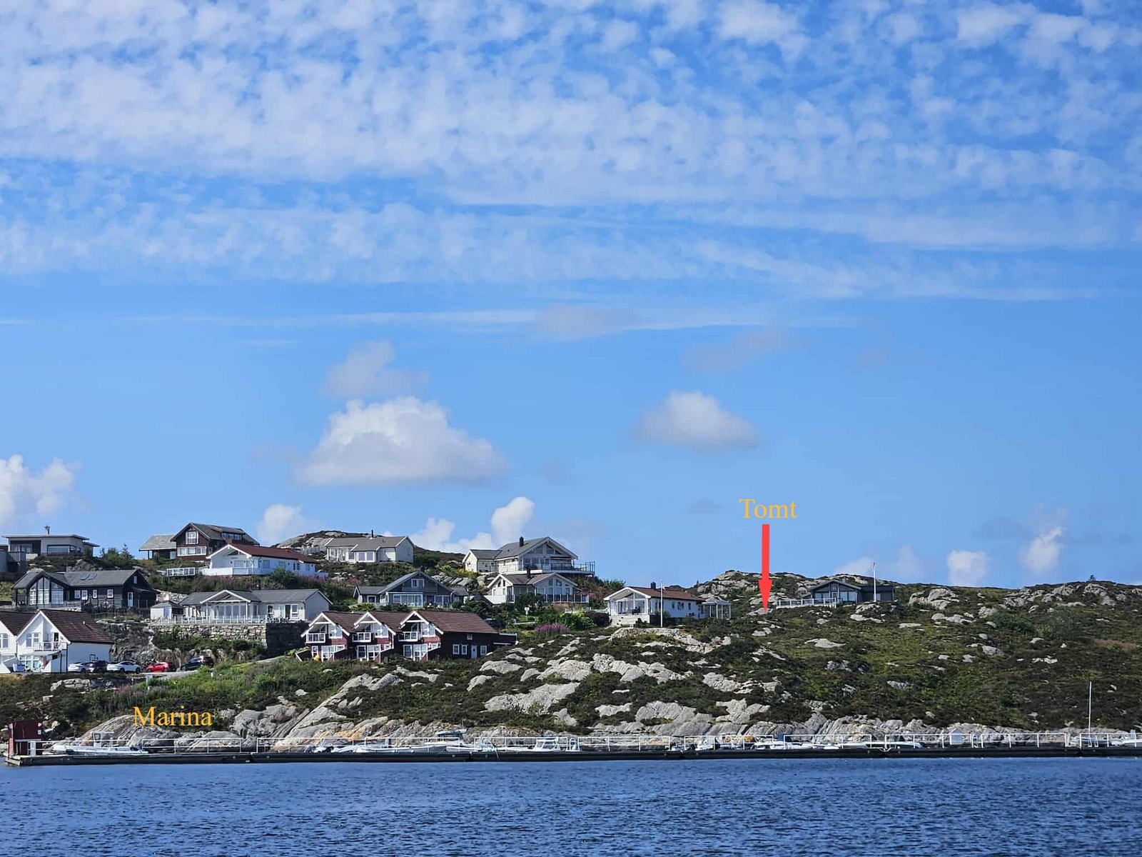 Flott beliggende utsiktstomt med storslått panorama og kort vei til sjøen. Galleribilde