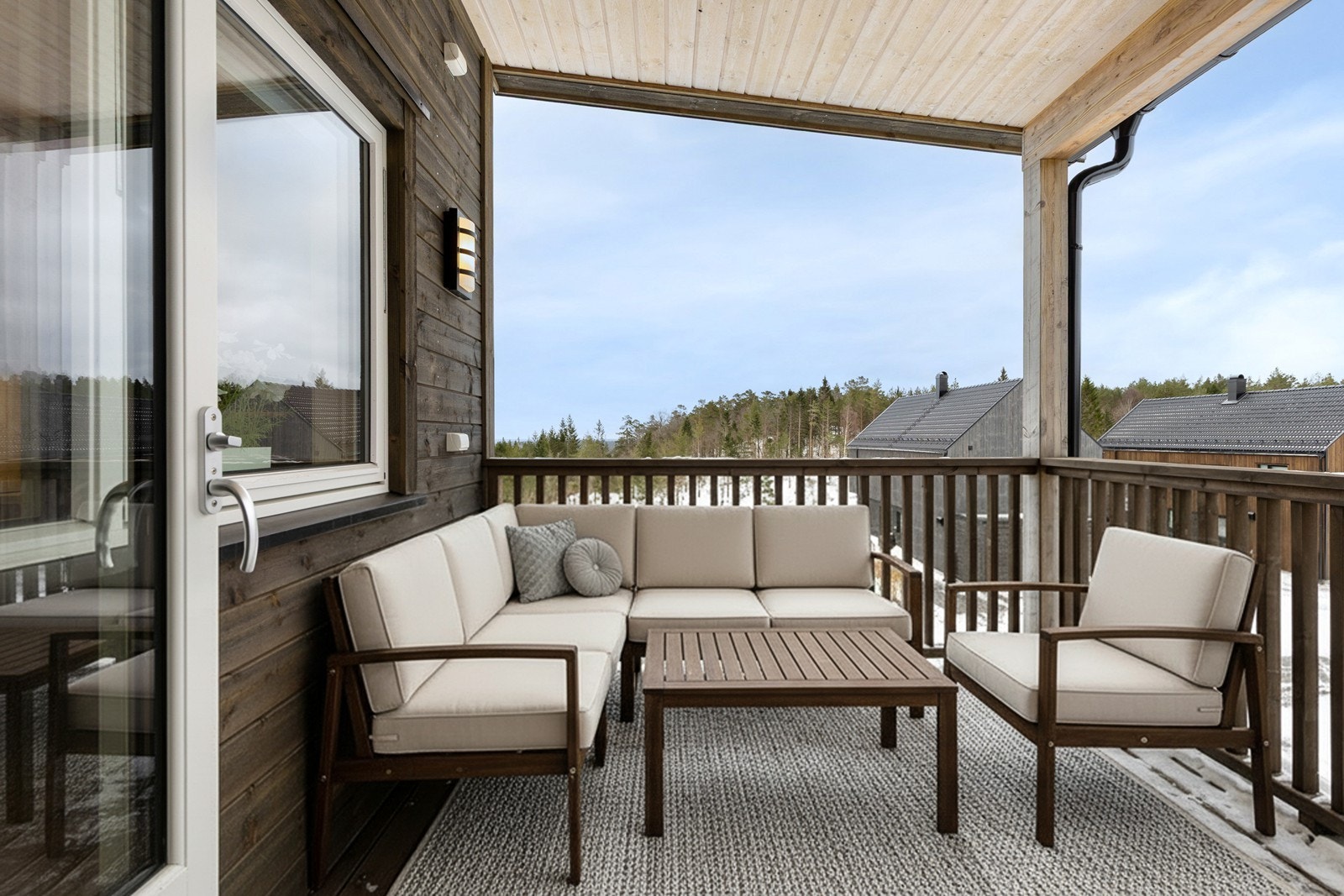 Leiligheten er gjennomgående med balkong på begge sider. Bildet er AI møblert Galleribilde