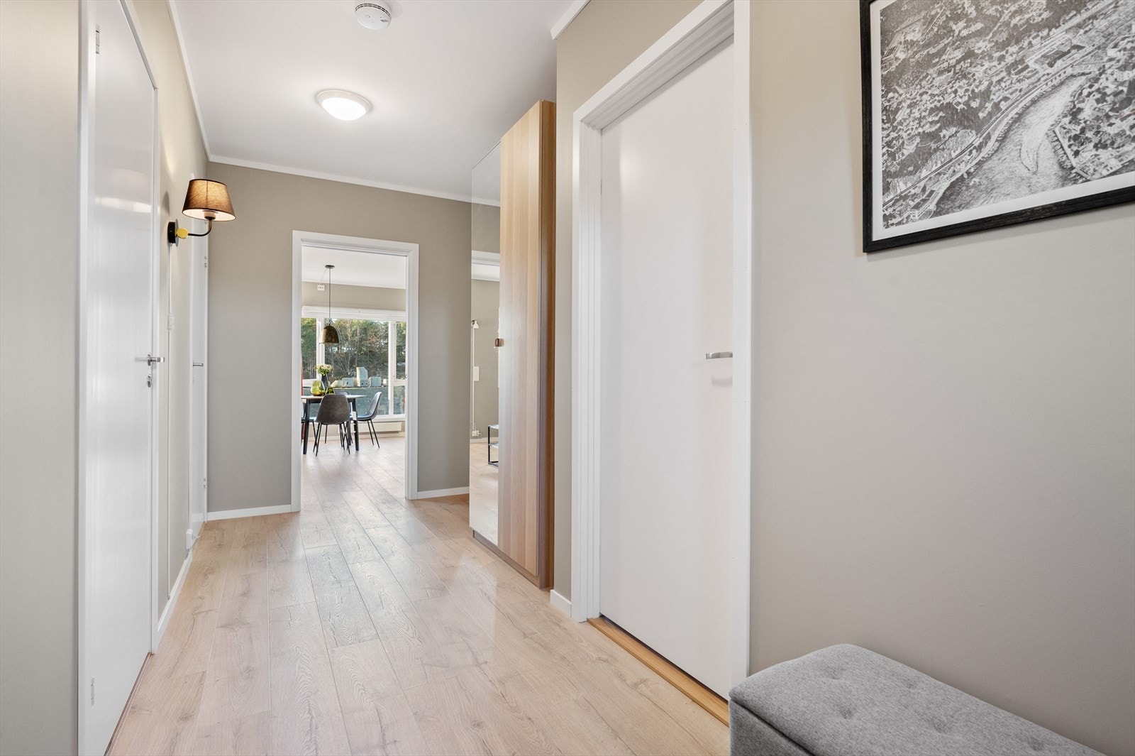 Mellomgang med fin plass til oppbevaring Galleribilde