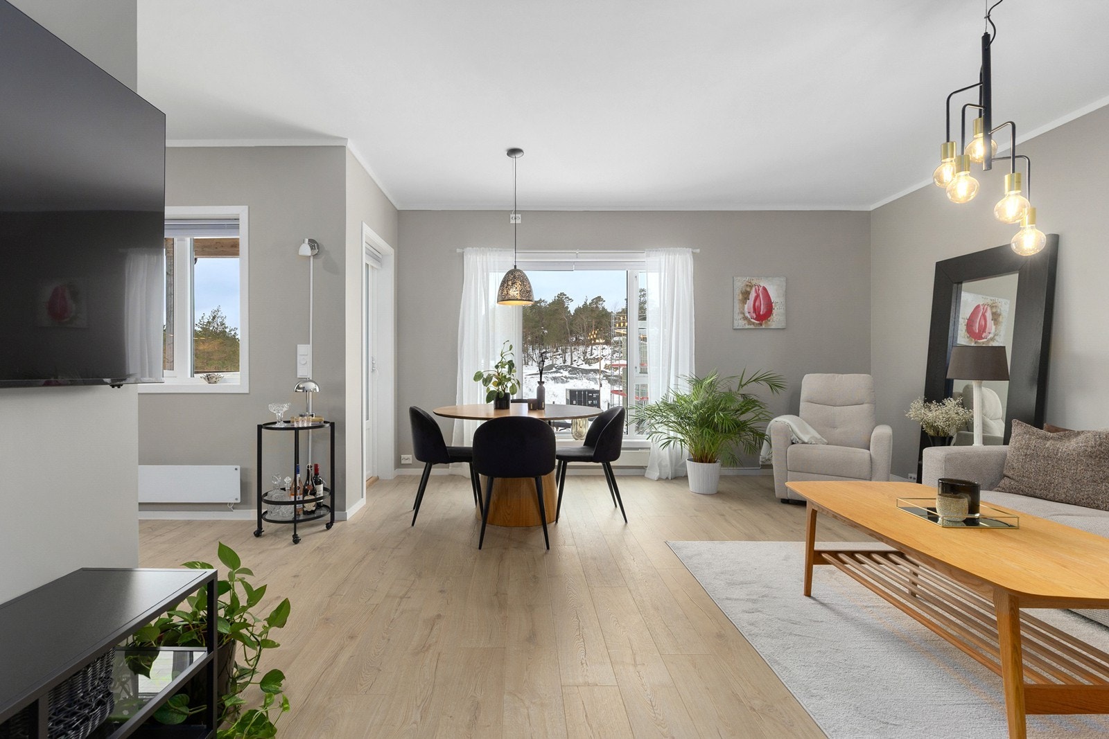 Luftig planløsning med god plass til spisebord i tilknytning til kjøkkenet Galleribilde