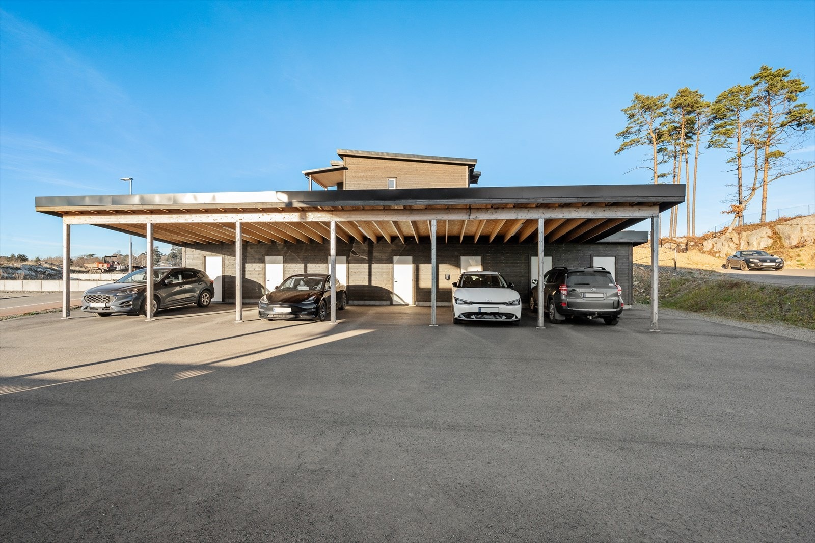 Carport med sportsbod i bakkant Galleribilde
