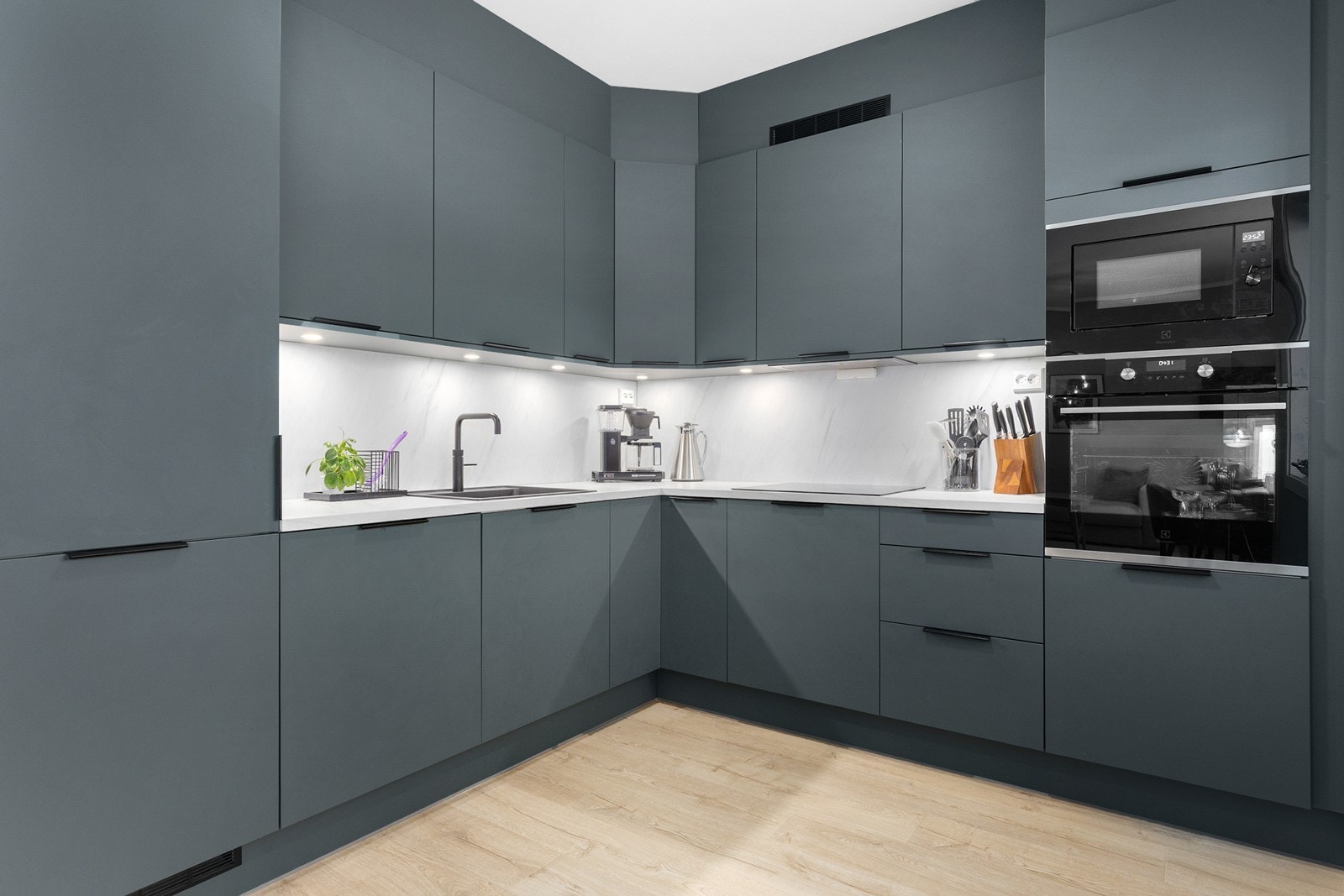 Lekkert påkostet kjøkken med integrerte hvitevarer og Quooker som gir kokende vann rett i springen.
Stekeovn med pyrofunksjon Galleribilde