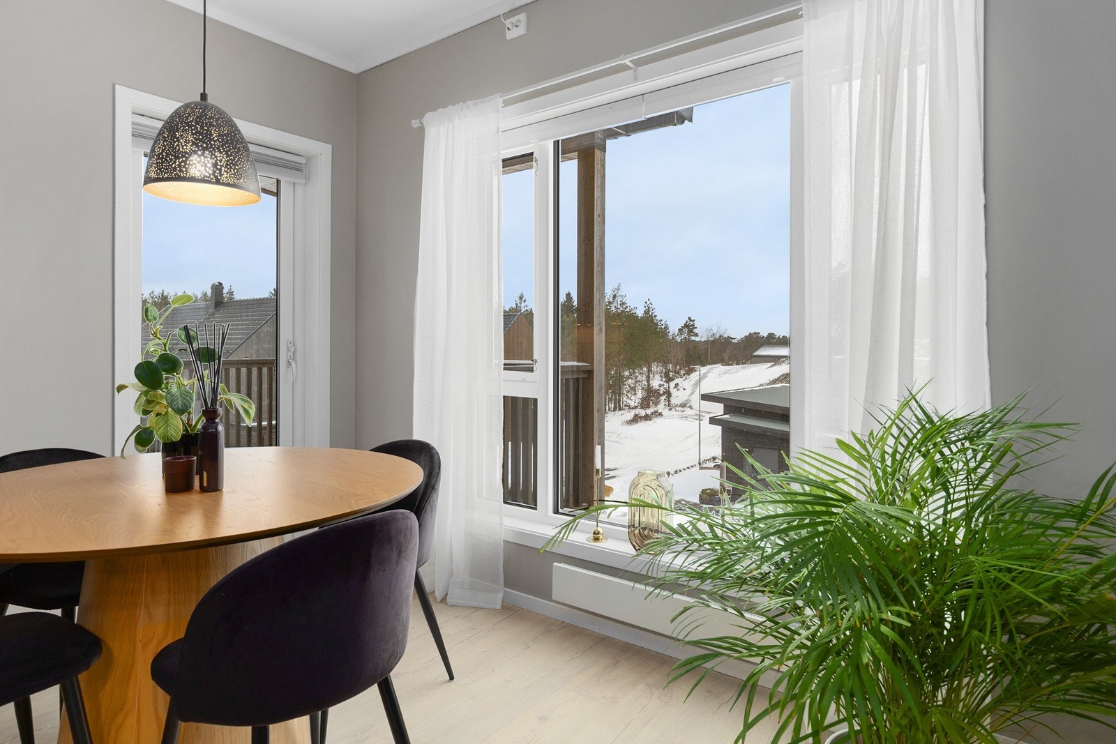 Lyst og trivelig med store vindusflater Galleribilde