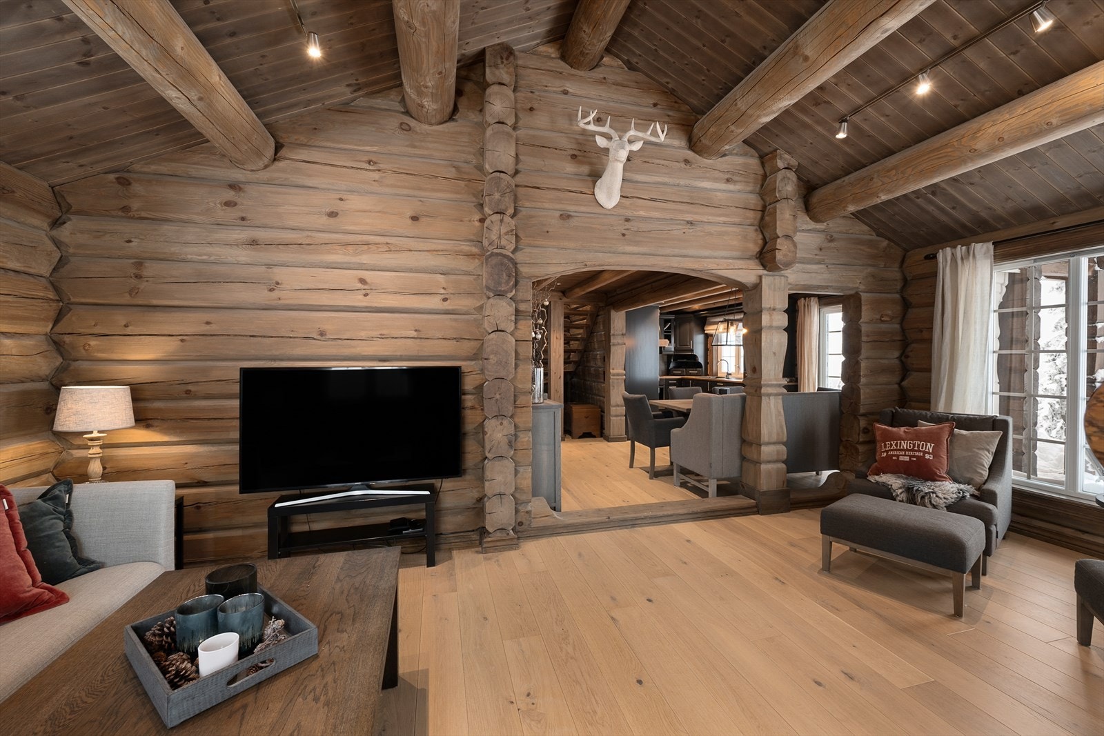 Vegger og tak står fint til det lune gulvet i hytta. Galleribilde