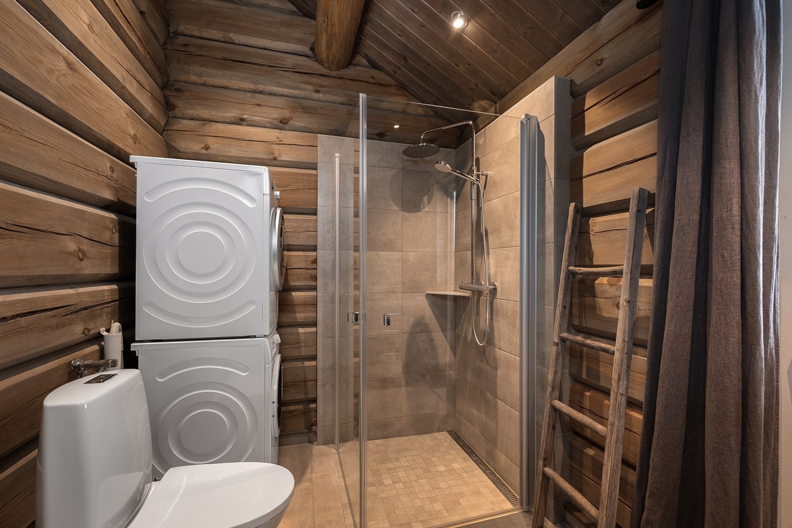 Badet i 1. etasje er flislagt og har dusjhjørne, toalett og opplegg for vaskesøyle. Galleribilde