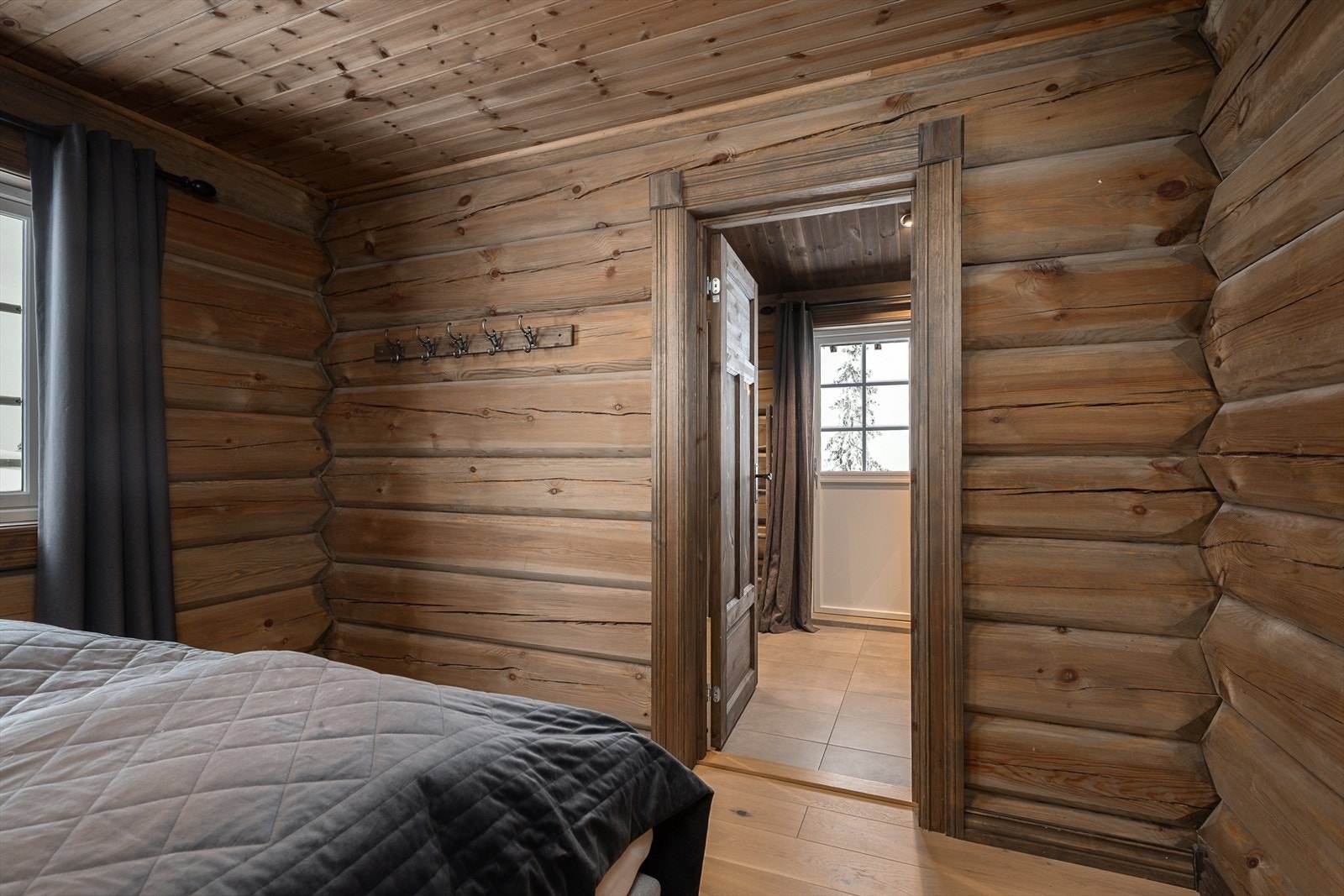 Fra soverommet i første etasje er det direkte adkomst tilknytning til det ene badet. Galleribilde