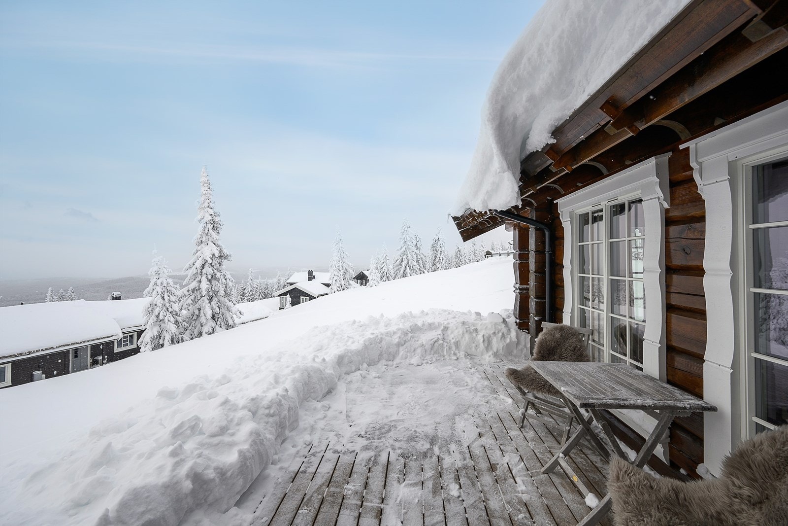Terrassen, som er delvis overbygget, har gode muligheter for møblering. Her sitter du forholdsvis skjermet for innsyn. Galleribilde