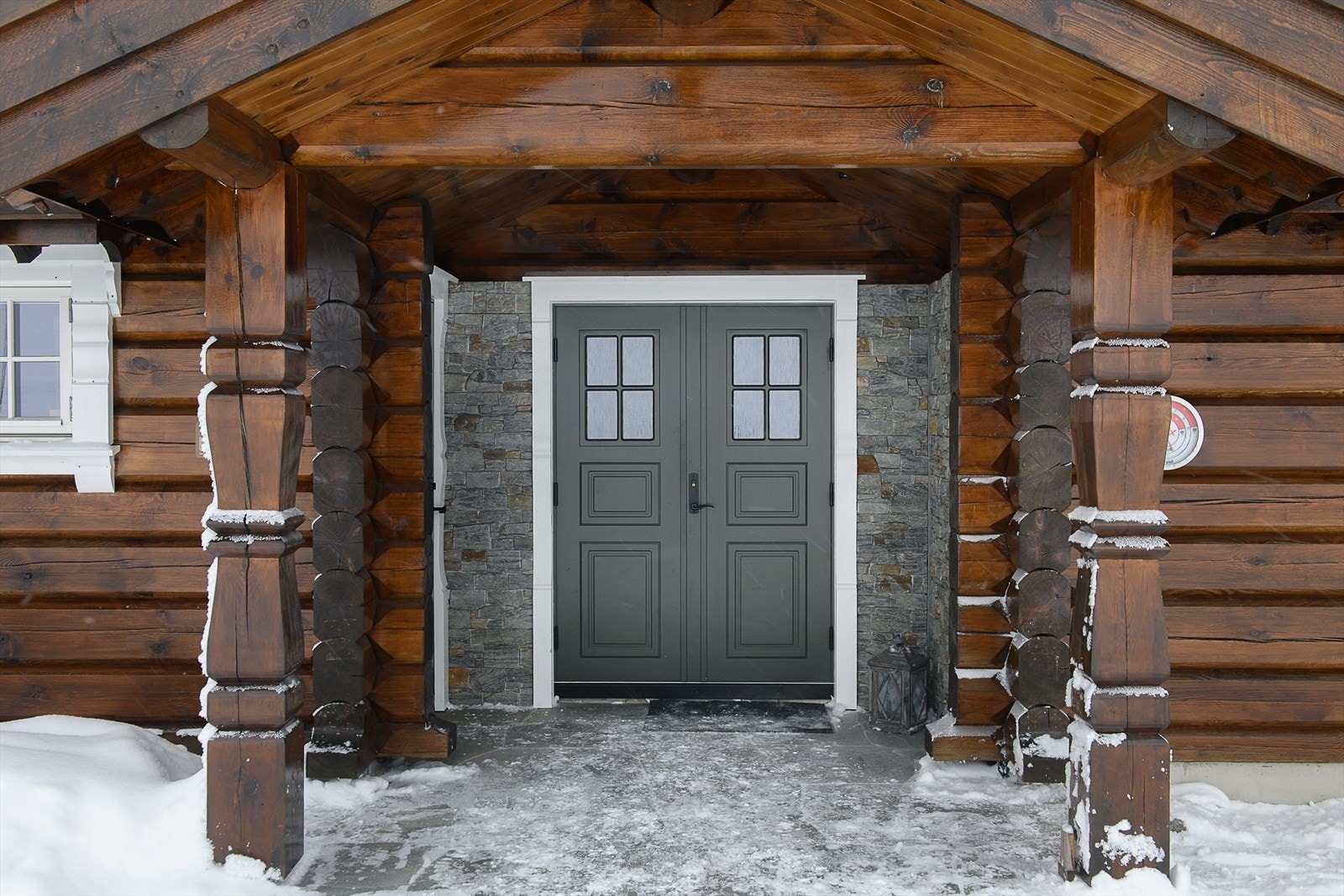 Den doble inngangsdøren og de kraftige søylene gir et solid og innbydende førsteinntrykk. Galleribilde