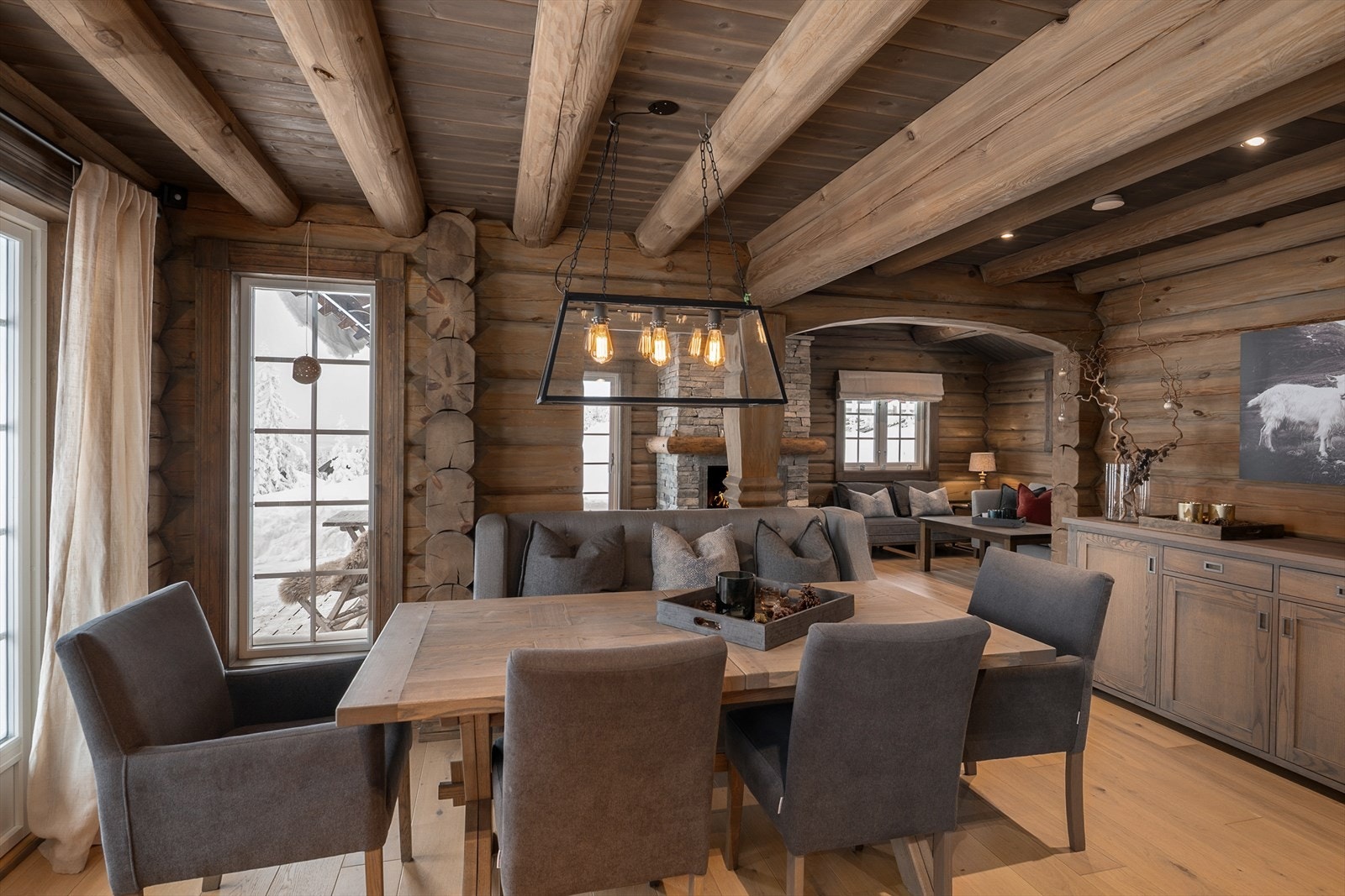 Spiseplassen er et naturlig samlingspunkt i hytta. Galleribilde