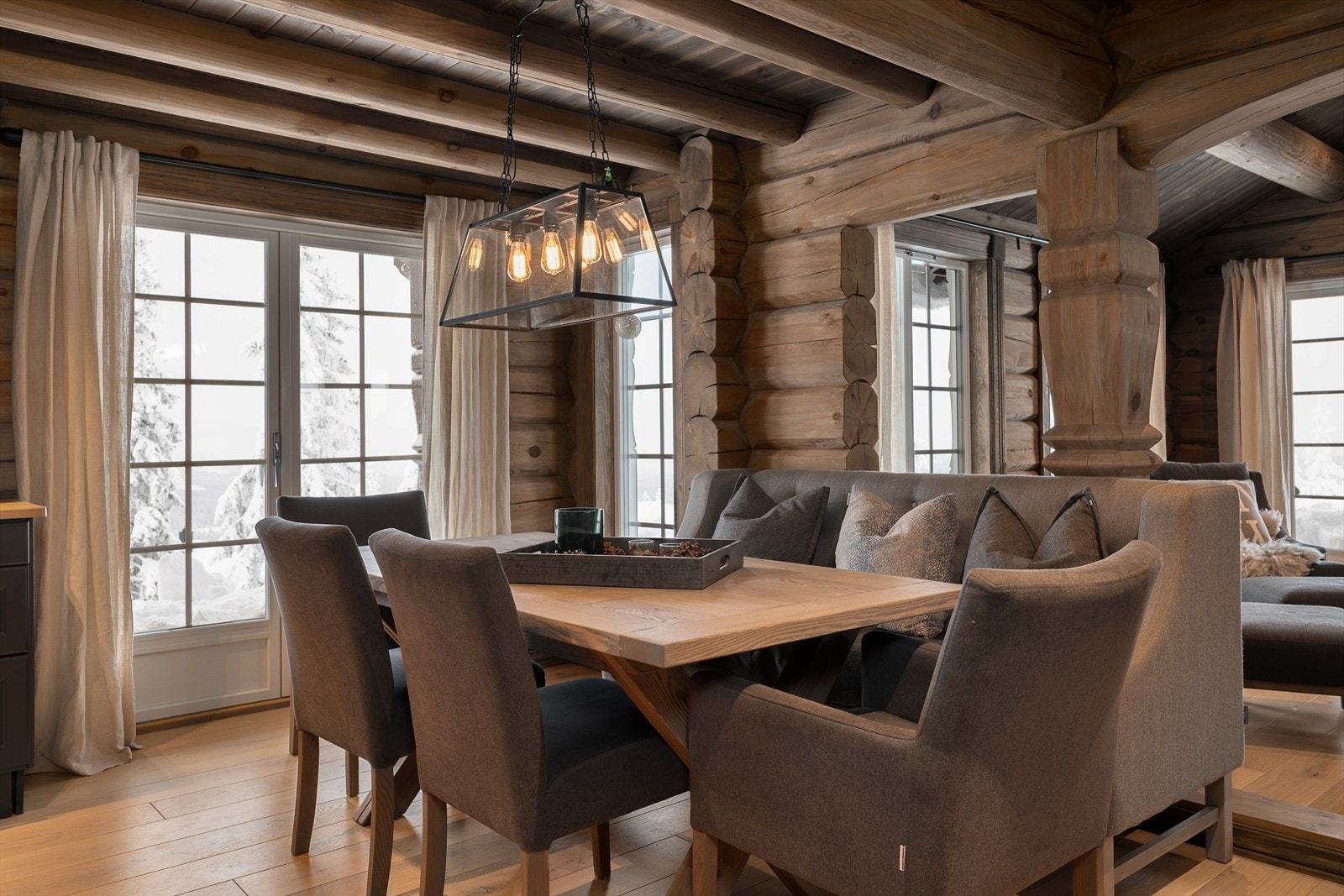 Store vindusflater slipper inn rikelig med lys i oppholdsrommet og gir gode muligheter til å nyte utsikten også innenfra. Galleribilde