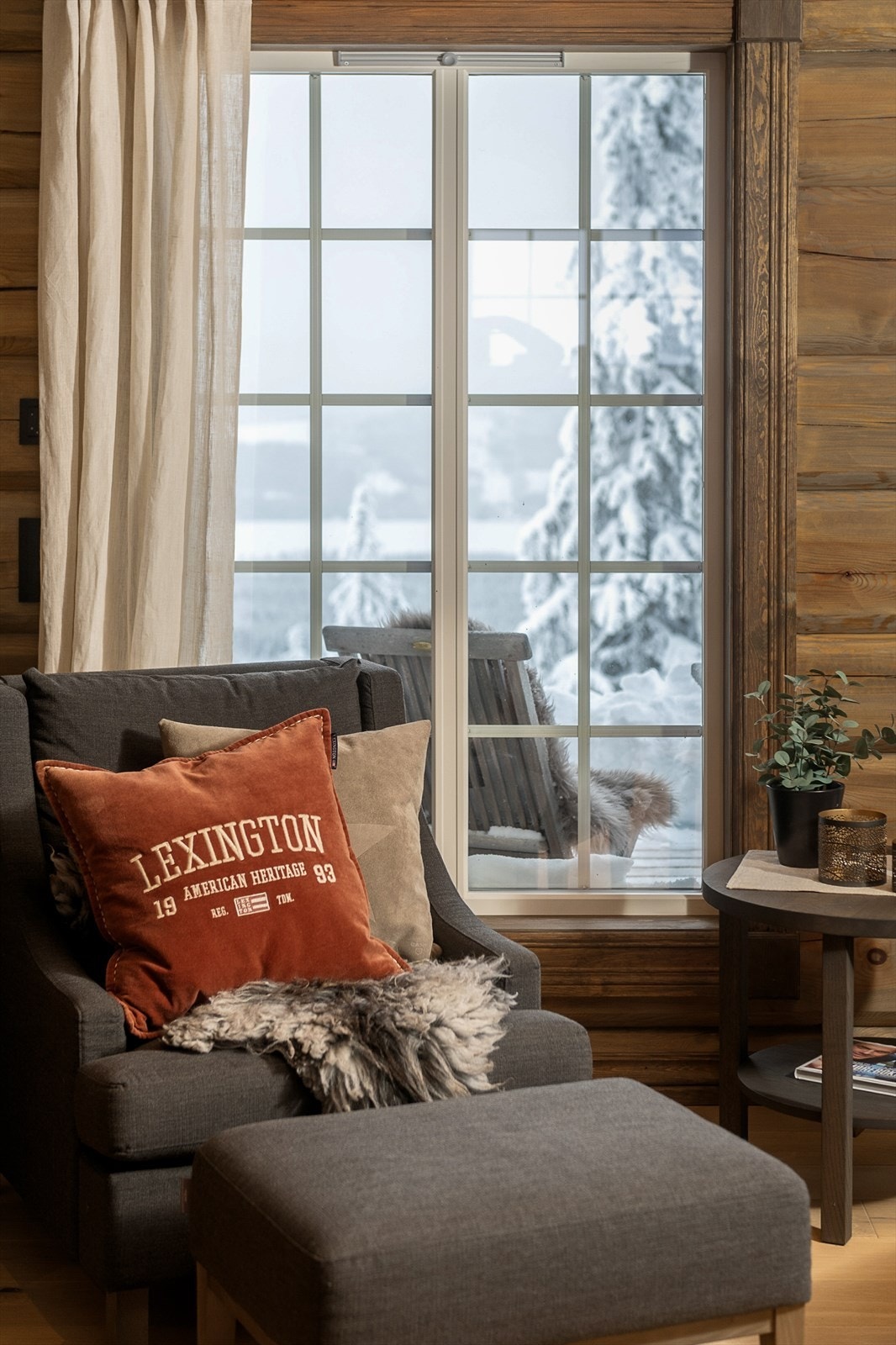 De sprossede vinduene bidrar til hyttas tradisjonelle og lune karakter. Galleribilde