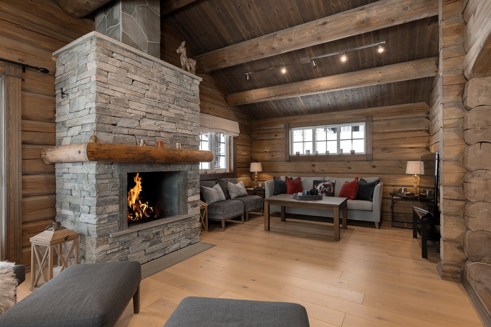 En flott muret peis er sentralt plassert i stua og gir både god varme og skaper den riktige stemningen. Galleribilde