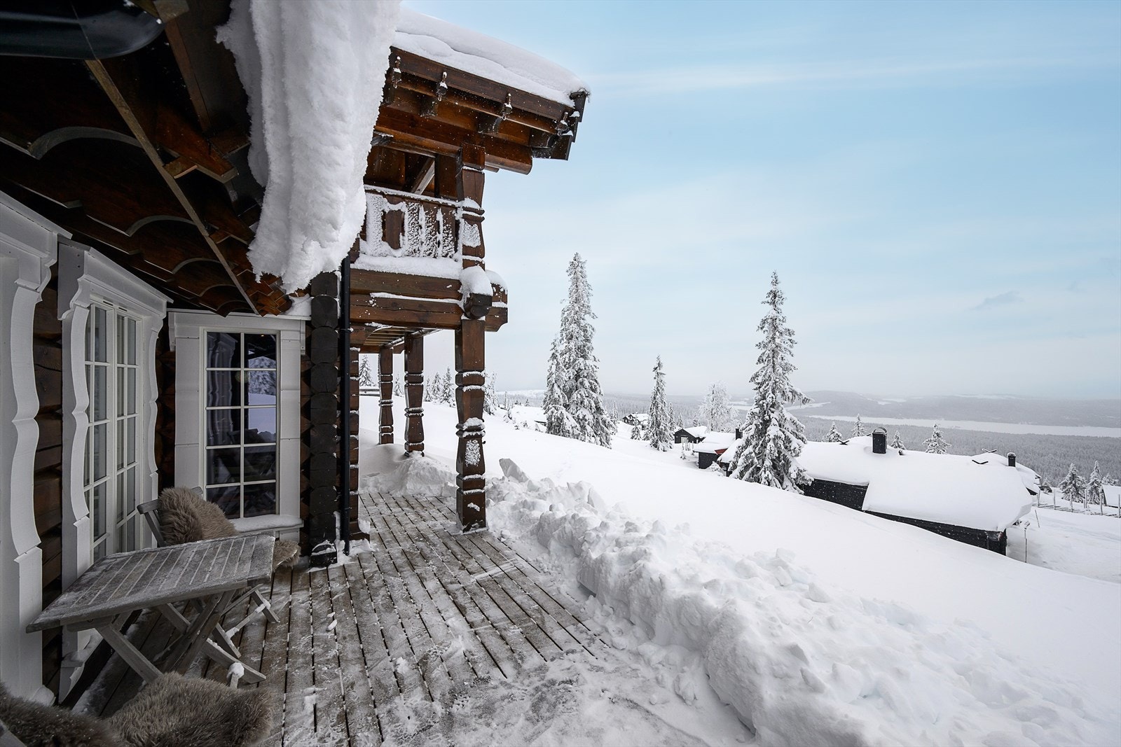Hytta har en delvis overbygget terrasse med god plass til utemøbler. Galleribilde