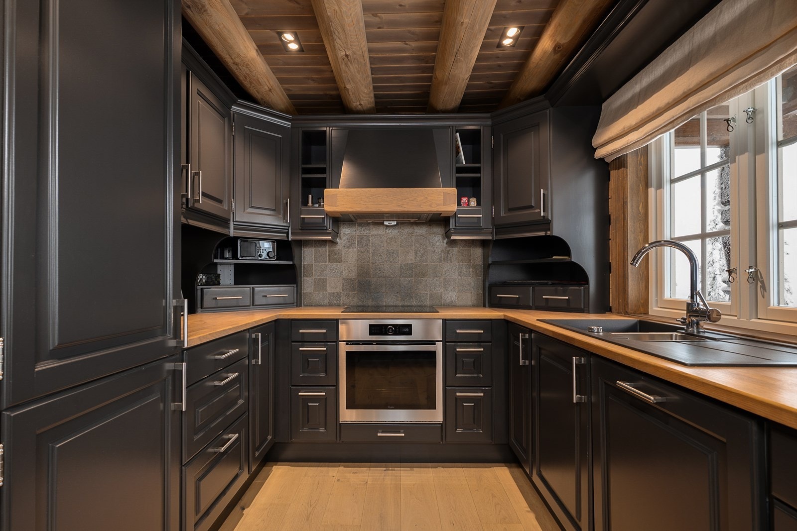 Hytta har et velutstyrt og praktisk kjøkken med rikelig skap- og benkeplass. Galleribilde