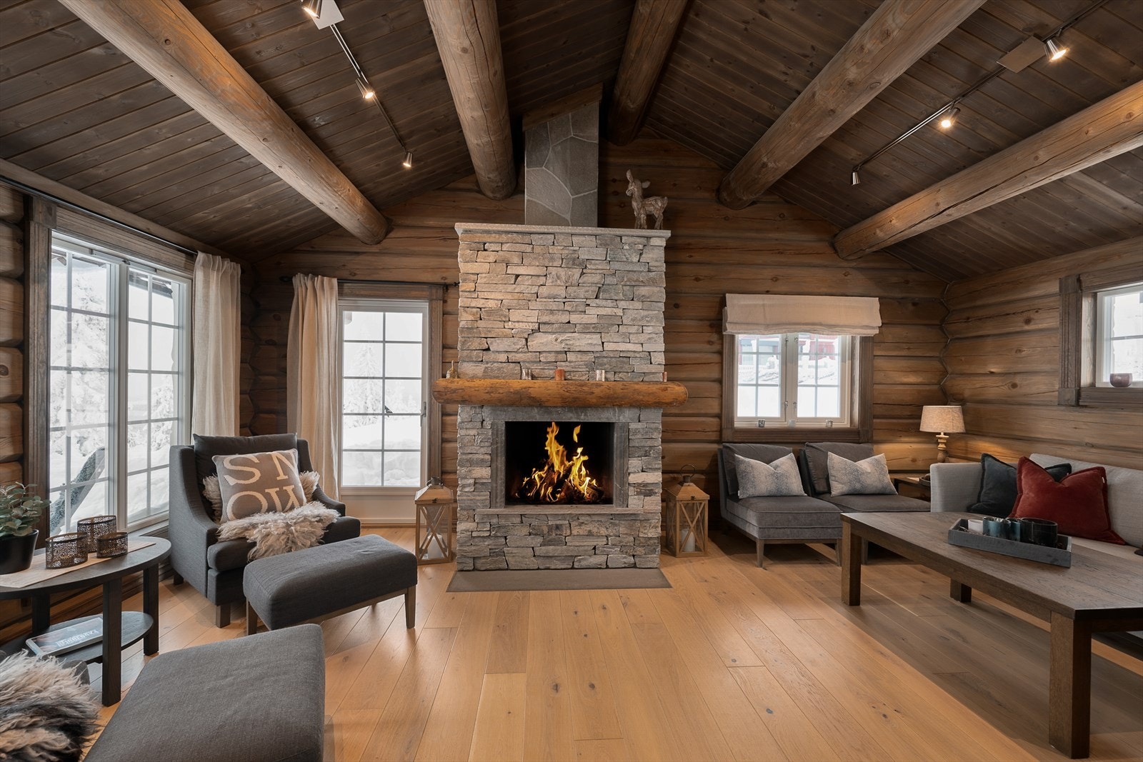 Hyggelig og romslig stue med raus takhøyde og godt naturlig lysinnslipp. Galleribilde