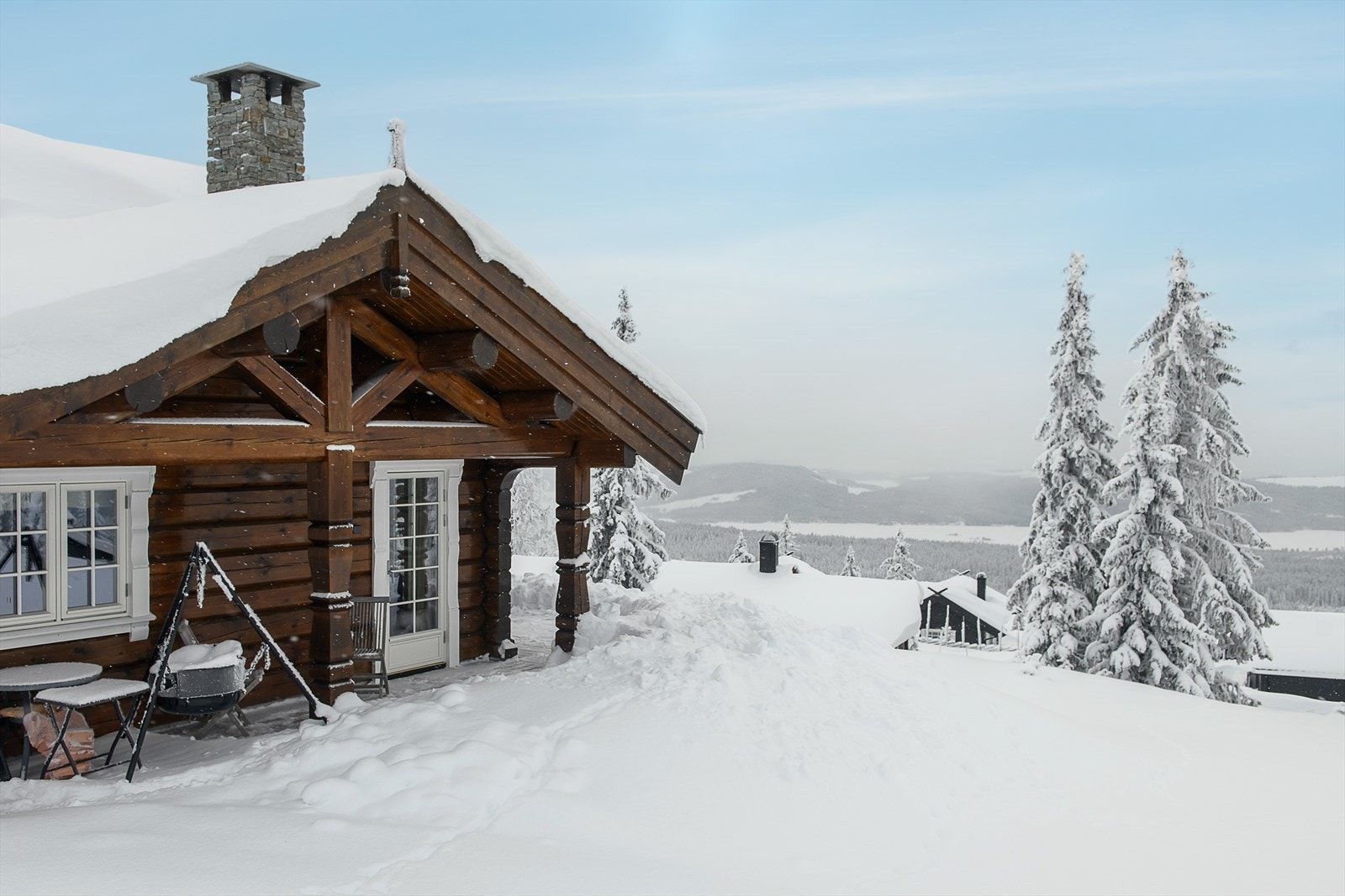 God intern plassering i området. Meget gode solforhold og vidstrakt utsikt. Galleribilde